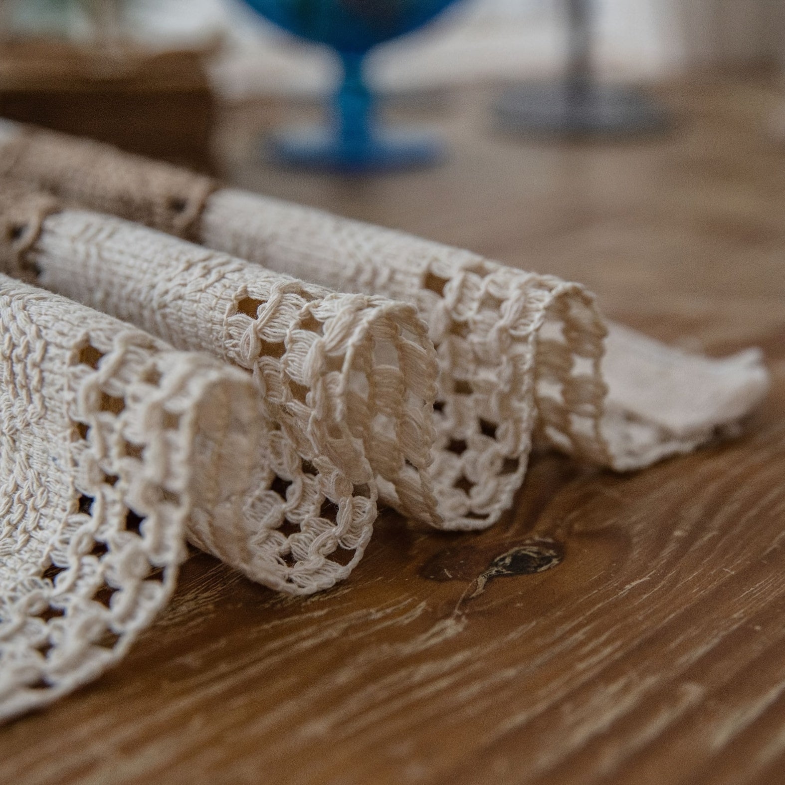 4-6 dona Boho uslubidagi stol osti to'plami yengil hashamat va Nordik uslubidagi stol bezaklari uchun. Ularni mehmonxona stoli osti yoki uy bezaklari uchun idish va plastinka osti sifatida ishlatish mumkin.