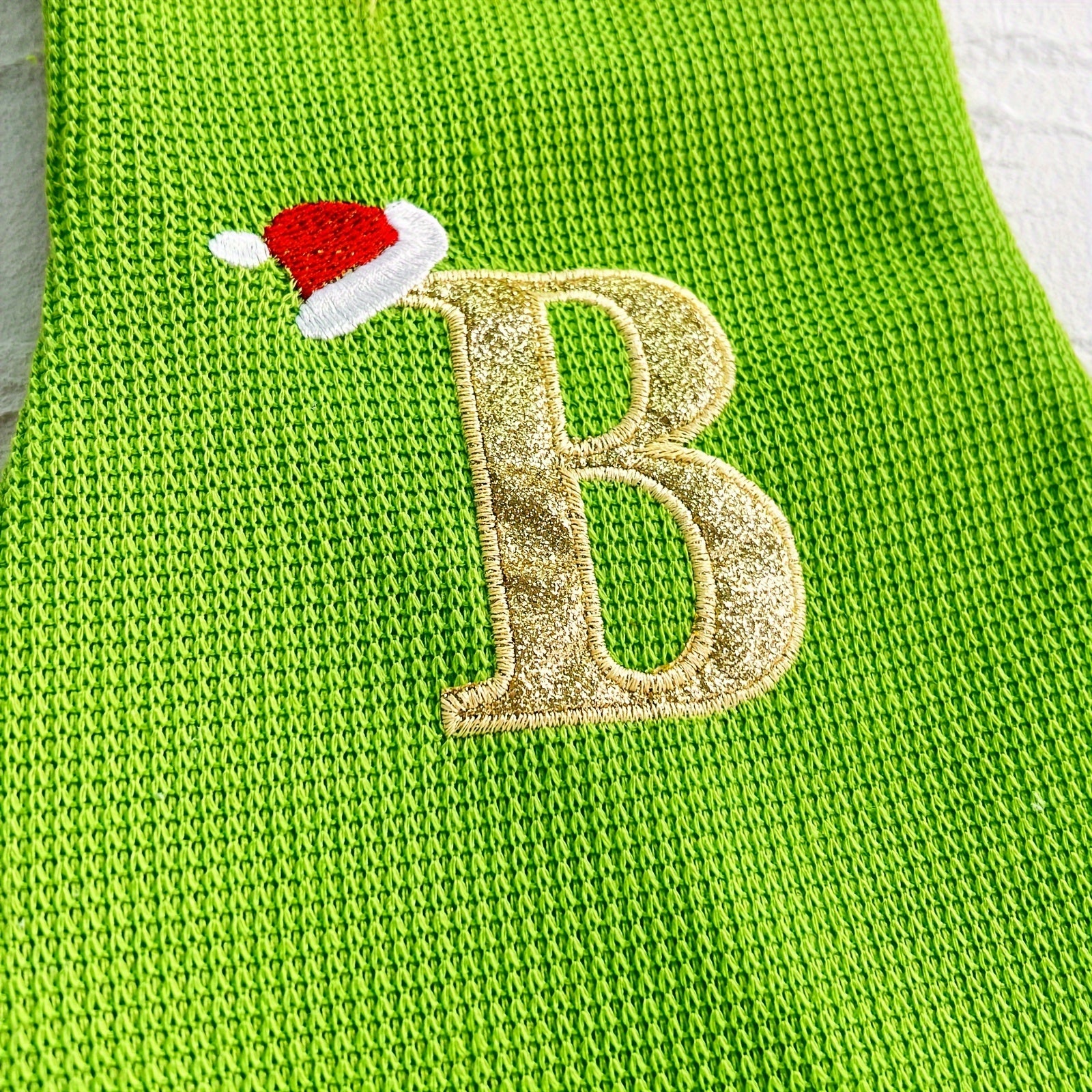 Calcetín de Navidad verde con bordado personalizado de iniciales para regalos navideños