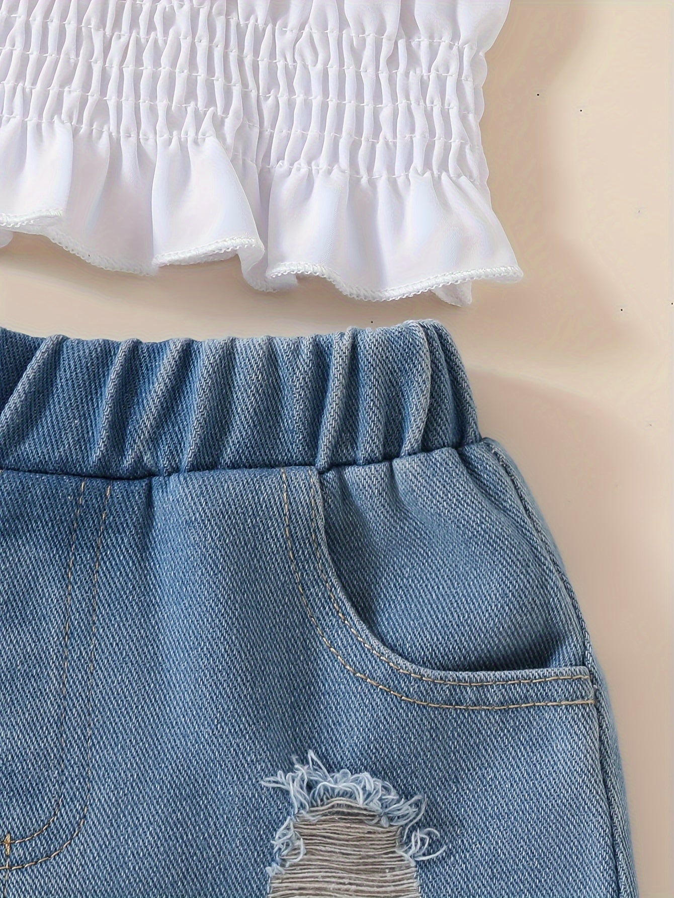 Девчачий комплект из двух предметов: джинсовая блузка с открытыми плечами и шорты для летних повседневных мероприятий