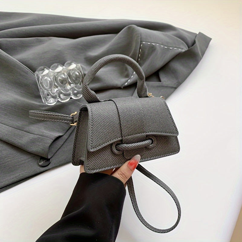 Kahaki, kulrang, pushti, yashil va och jigarrang ranglarda uslubiy mini crossbody sumka, sozlanadigan kamar, magnit yopish va astar bilan. Mustahkam rang, naqsh yoki bosma yo'q, chetlarini tugatish bilan.