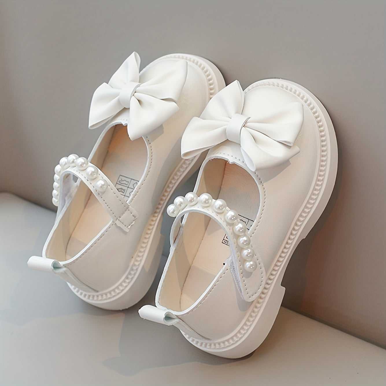 14 yoshgacha bo'lgan qizlar uchun geometrik naqshli va tasma yopiq Princess butterfly bow poyabzallari. Yengil va nafas oladigan, kauchuk taglikka ega, kundalik kiyish yoki kuz, bahor yoki partiyalar uchun mukammal.