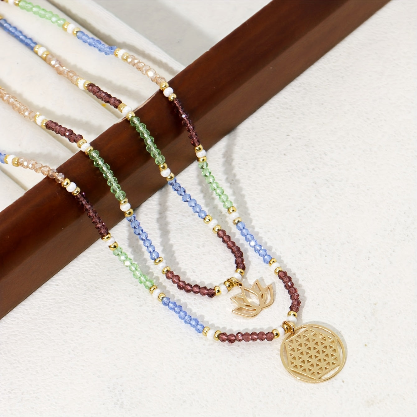 Ikki dona Bohemian Crystal Beaded Lotus Pendant Zanjirlar to'plami, Ayollar uchun Zamonaviy Ikki Qavatli Zargarlik, Ta'tillar, Partiyalar, Musiqa Festivalari va Har Kunlik Kiymak uchun Mukammal, Har Mavsumda Mos Kelayotgan