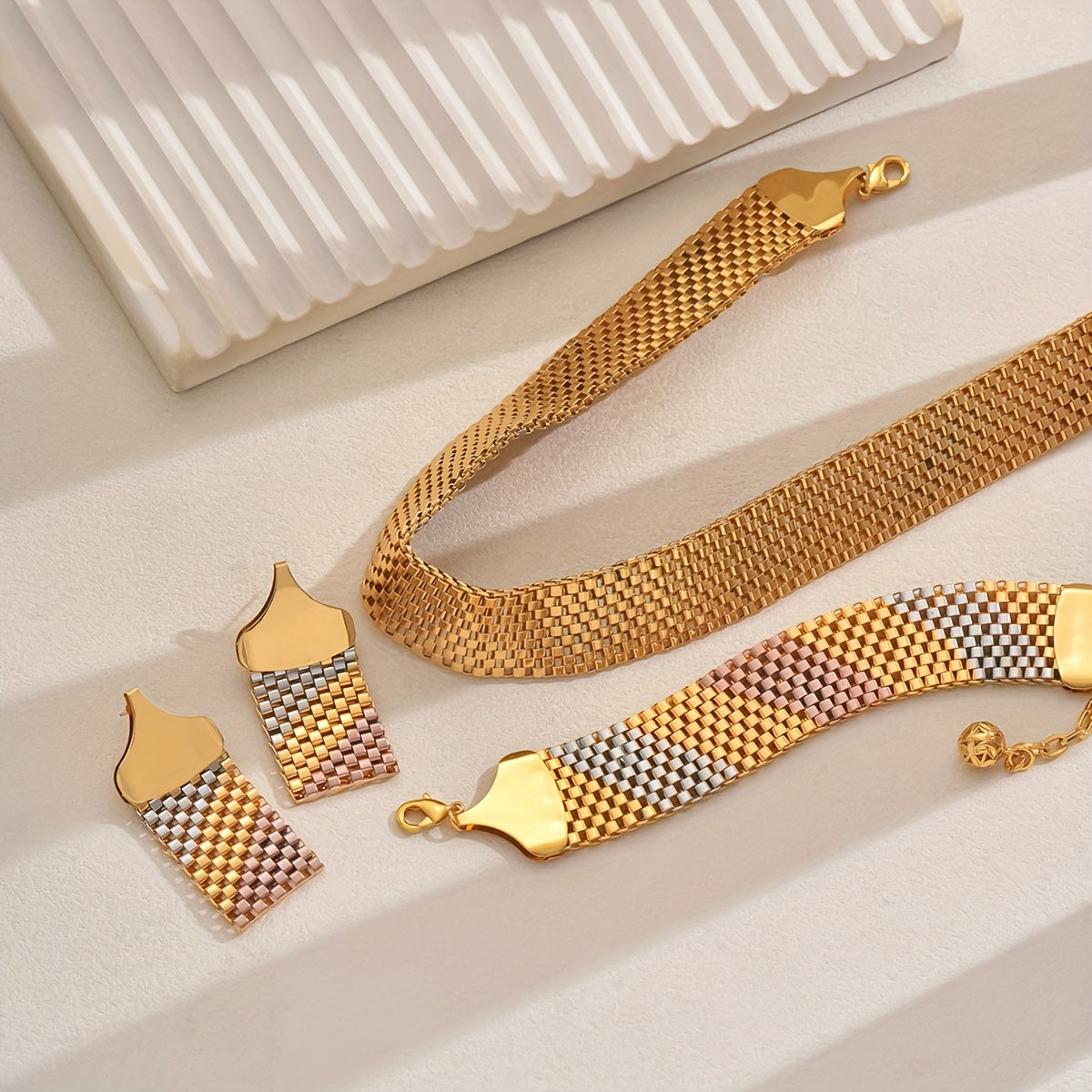 Ayollar uchun vintage oltin bilan qoplangan zargarlik buyumlari to'plami: taqinchoq, sirg'alar, bilaguzuklar, to'ylar va Ramazon uchun