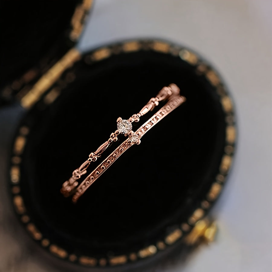 Zarif va chiroyli S925 kumush zirkoni ikki qatlamli toj uzuk, hashamat va retro jozibasi bilan to'la, bu esa uni ayollar uchun 14-fevral yoki har qanday maxsus tadbirda mukammal sovg'a qiladi.