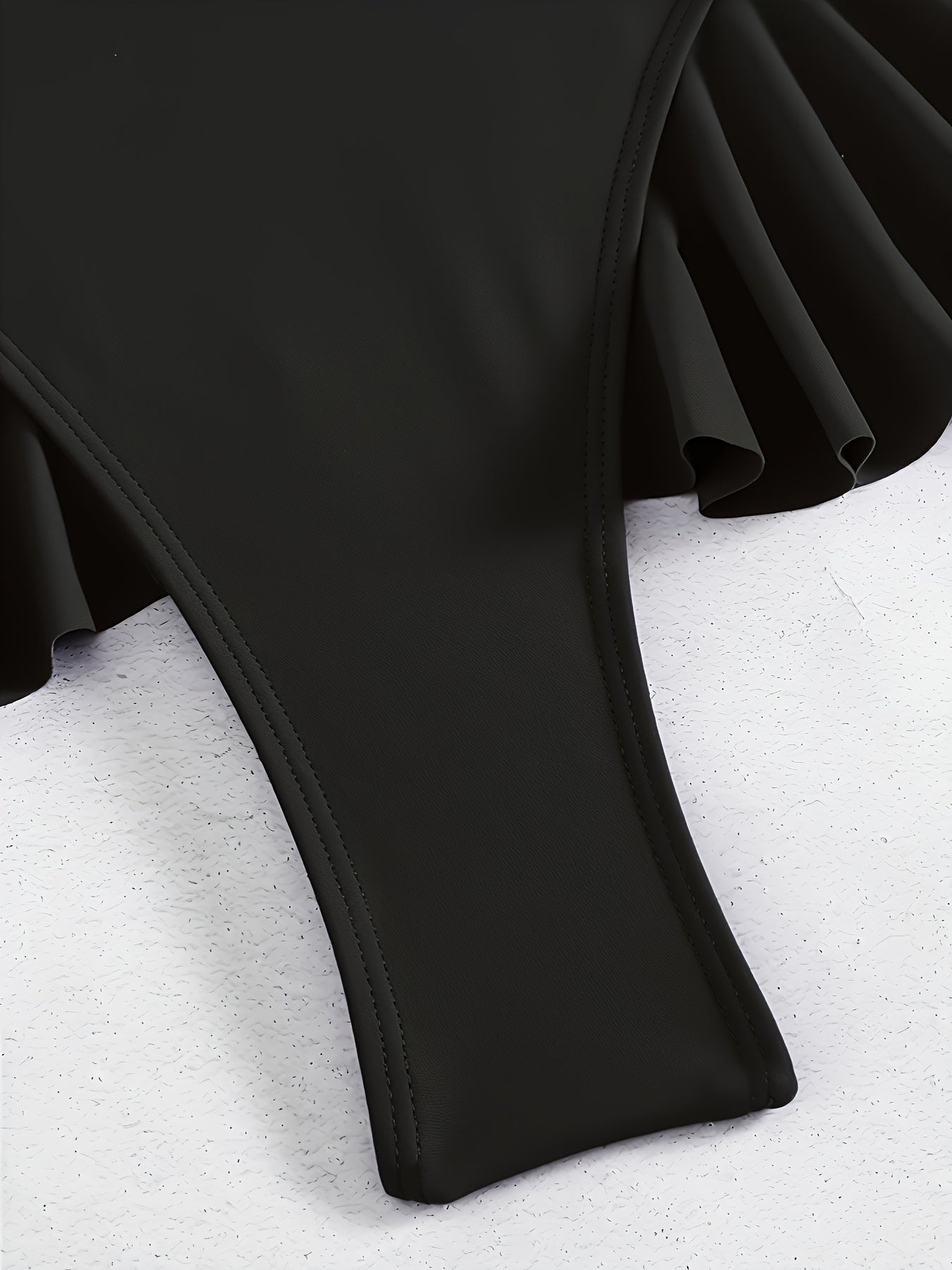 Zarif rangsiz ayollar uchun suzish pastki qismlari, yuqori cho'ziluvchan nyolon matodan tayyorlangan, plyaj va basseyn uchun mukammal.