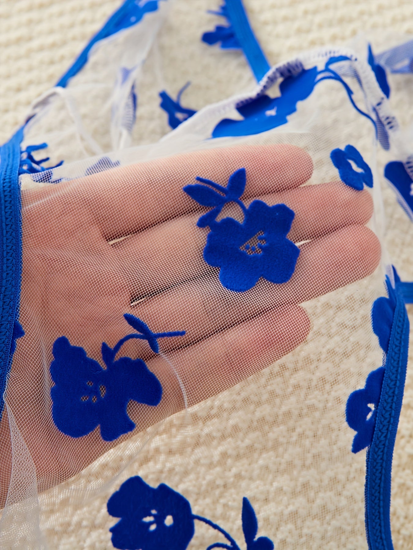 Ayollar uchun shaffof to'rli tanaga mos kostyum