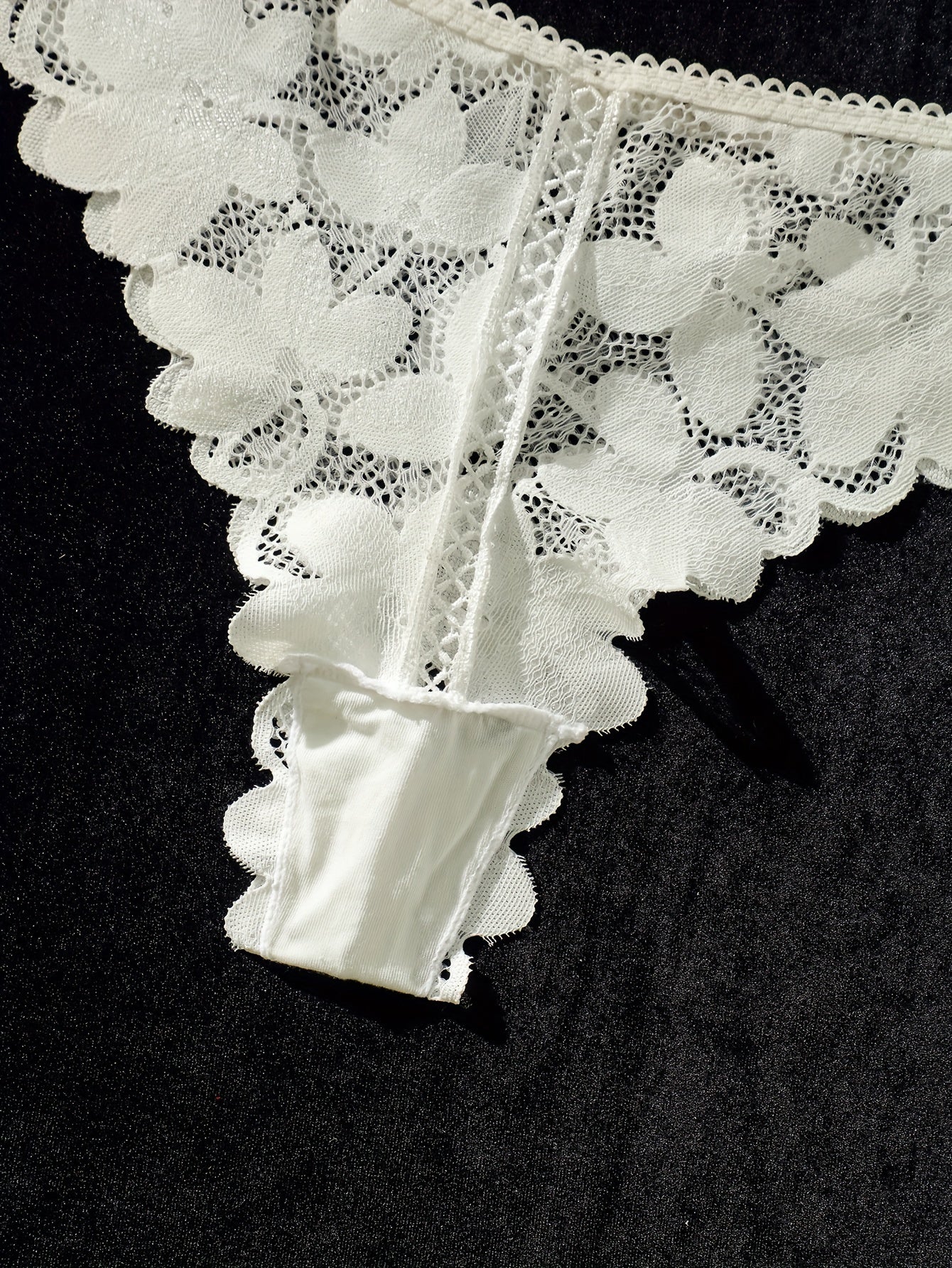 Gul naqshli, ipli yengli, mos keladigan brassier va ichki kiyimdan iborat sexy dantel ichki kiyim to'plami.