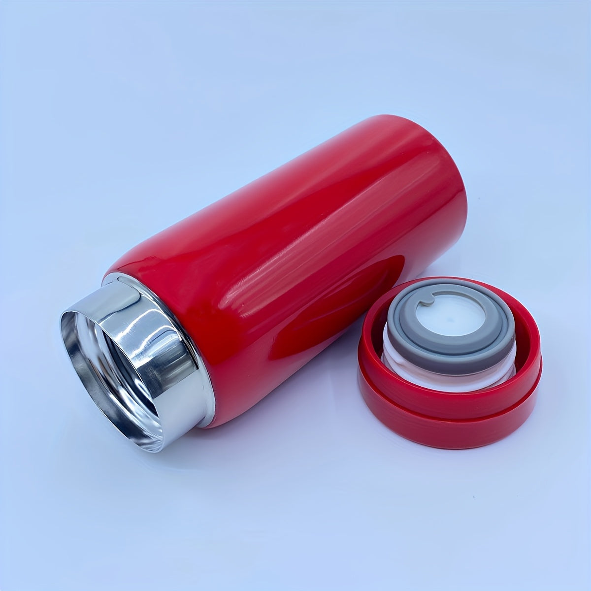 Bir mini vakuum termos, 200ml/6.76oz o'lchamda, ichimliklarni harakatda issiq yoki sovuq saqlash uchun mukammal. Yoz va qish uchun ideal, bu izolyatsiyalangan suv shishasi har qanday ichimliklarini mukammal haroratda yoqtiradiganlar uchun ajoyib sovg'a.