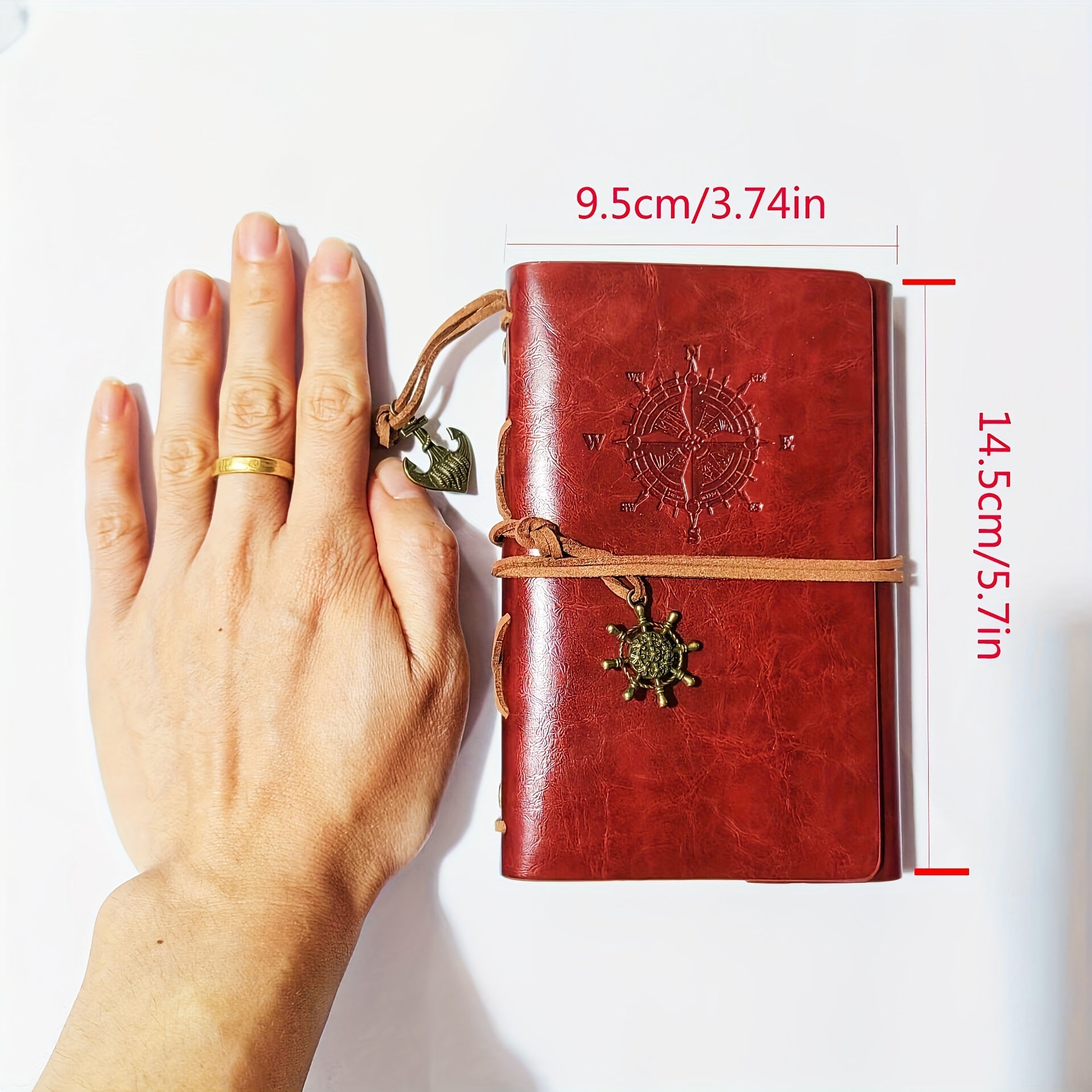 Eski uslubdagi jurnallar, mat qoplama, oddiy chiziqlar, spiral halqa bog'lash, qaroqchi dizayni va retro uslub.