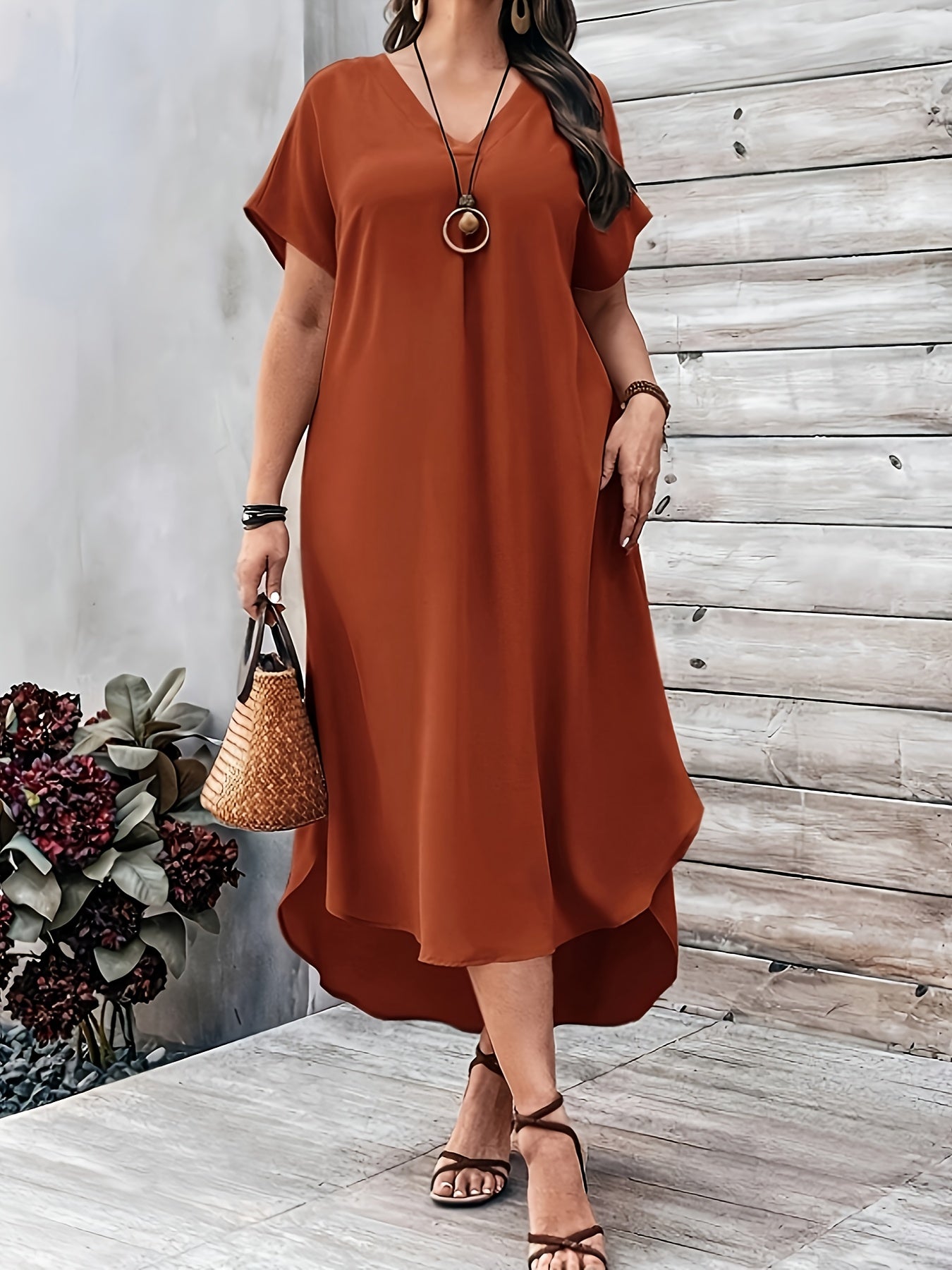 Ayollar uchun kattaroq o'lchamli V-shaklli tishli to'qima kechki kiyim, qisqa qo'lli polyester