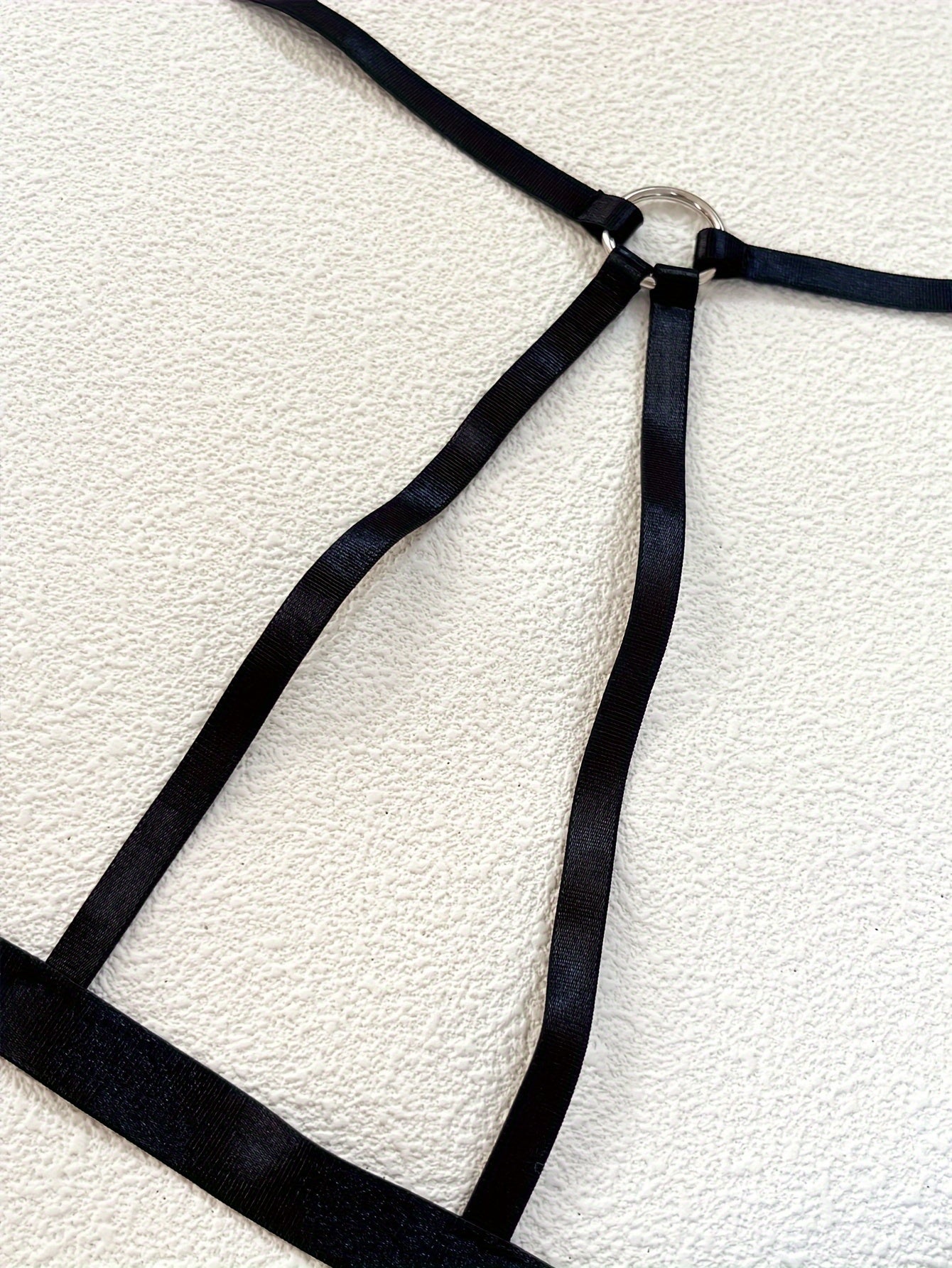 Женский комплект кружевного нижнего белья с бюстгальтером, поясом для чулок и стрингами