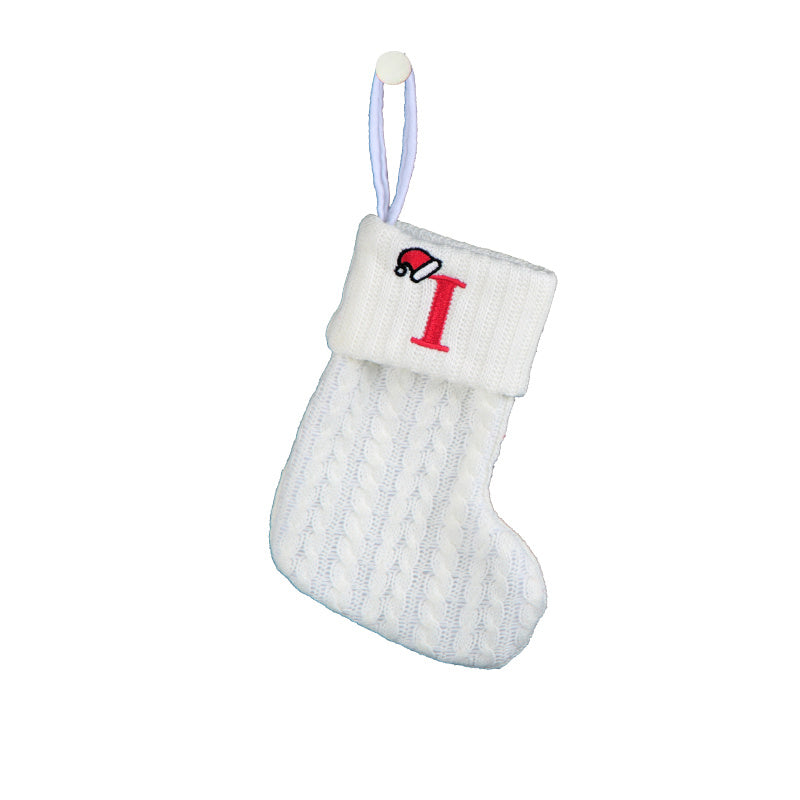 Calcetín de punto de cable blanco con letra F bordada para decoración de interior