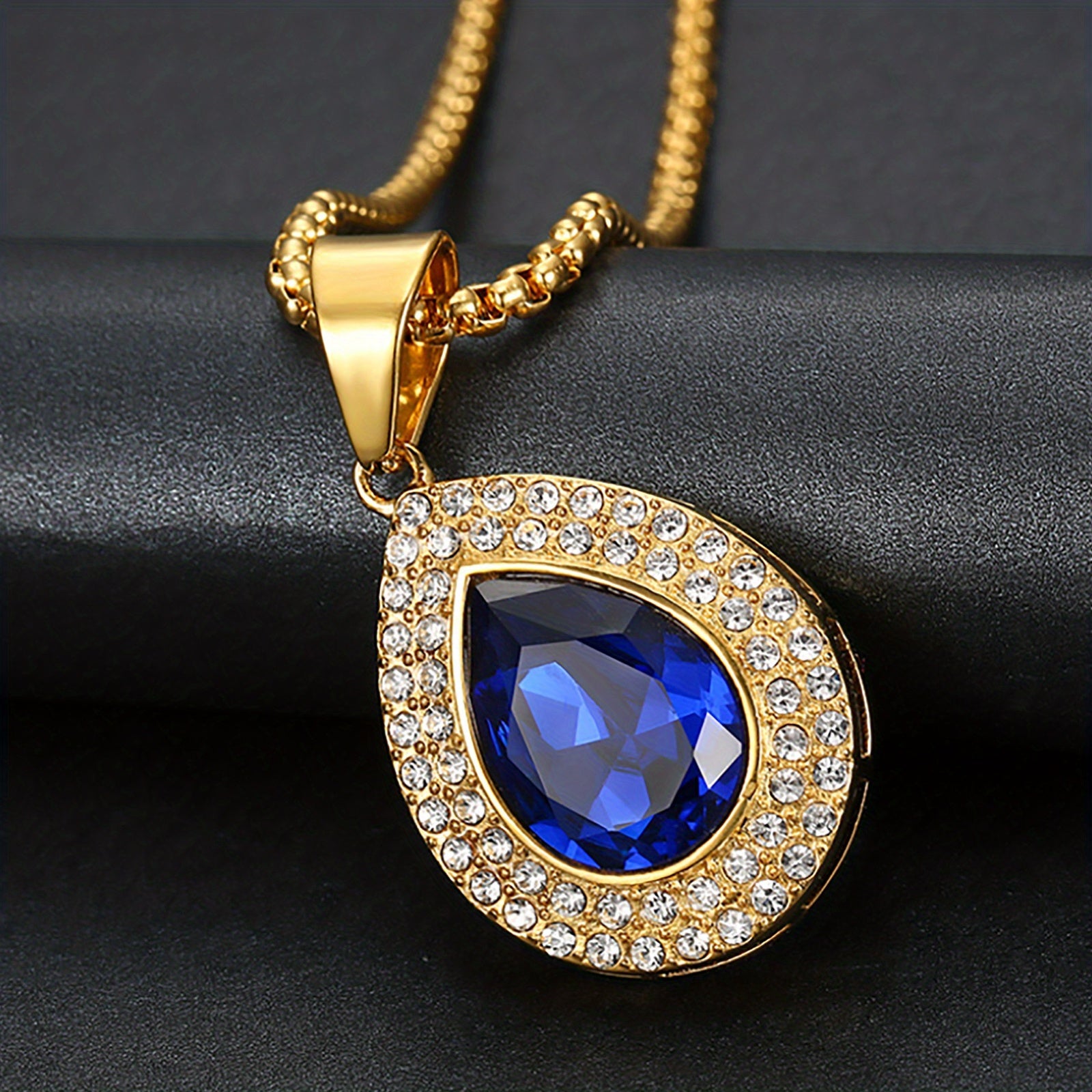 Zargarlik to'plamidagi ajoyib zanglamas po'latdan yasalgan suv tomchisi pandantli marjon, porloq kubik zirkoniy bilan bezatilgan - hashamatli va romantik ayollar to'y ko'rinishi uchun mukammal, maxsus kunda kelin uchun ideal.