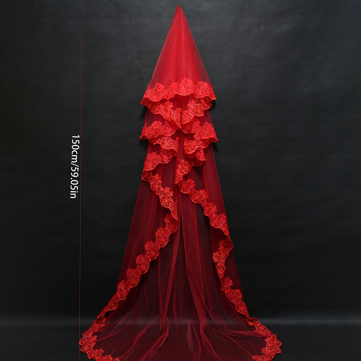 Velo de novia rojo con detalle de encaje y larga cola para bodas