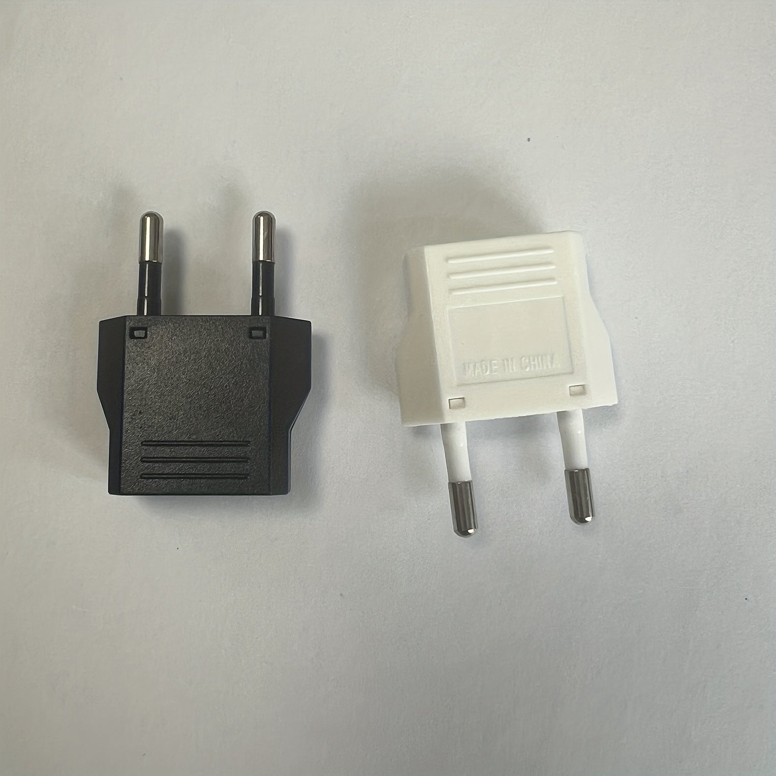 Enchufe estándar europeo a adaptador de viaje de media insulación de aleación de aluminio 9V-12V CA para Brasil, Italia, Suiza