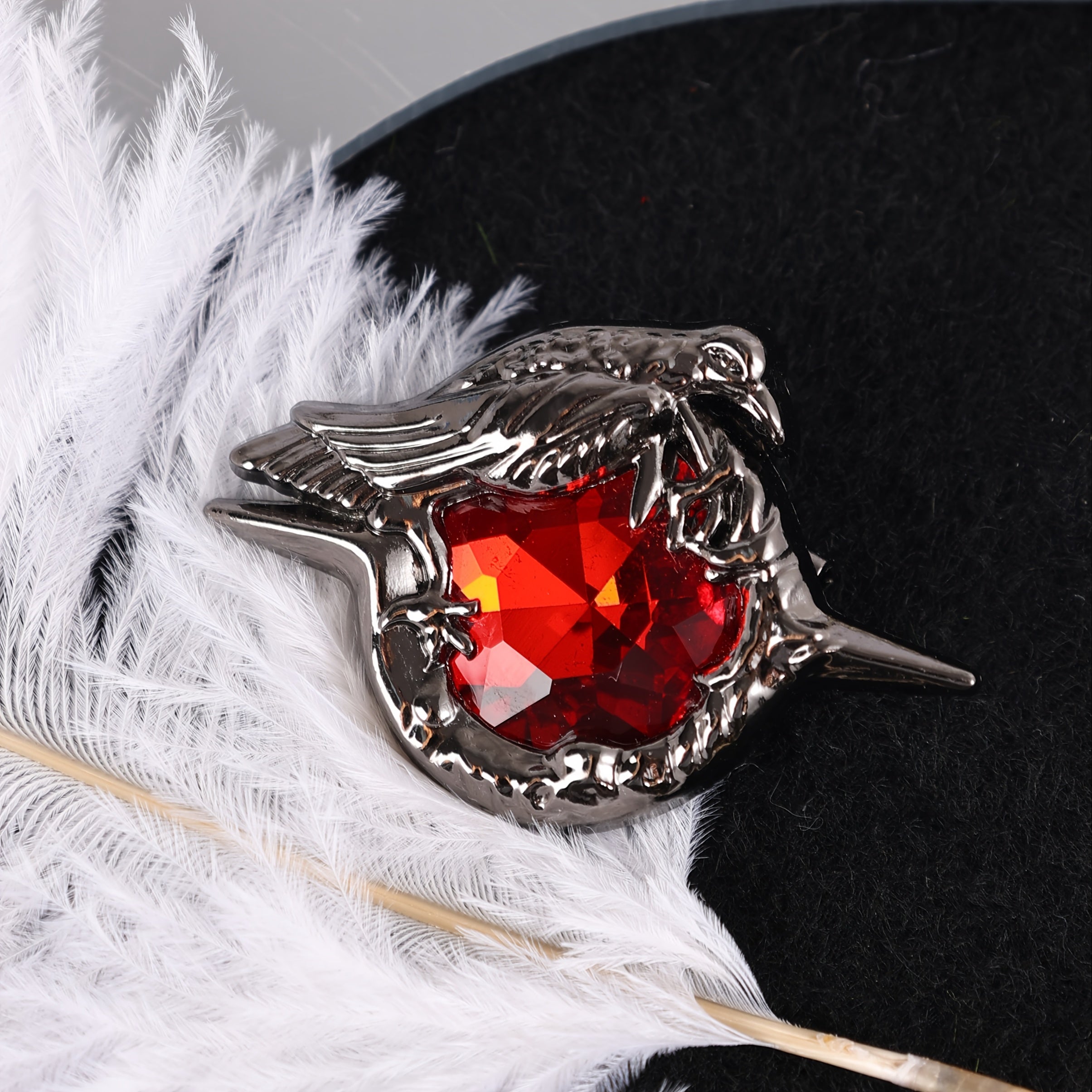 Bayramlar va sovg‘alar uchun Qotik Qarg‘a broshyasi, Qizil Zirconiya tosh bilan