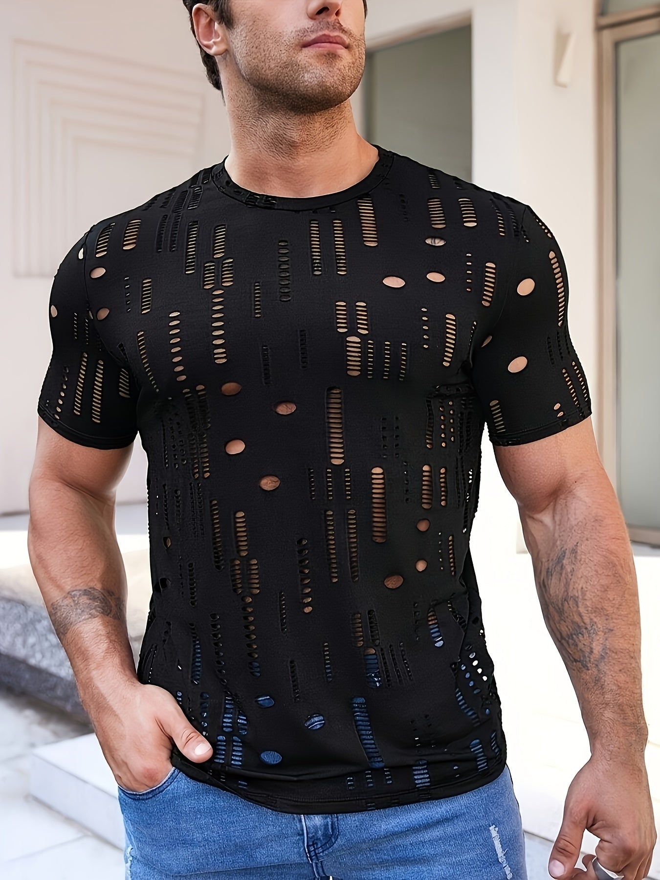 Erkaklar uchun tor kesimli krujka yoqasi T-ko'ylagi, mustahkam rangdagi cho'ziluvchan to'qilgan polyester matodan tayyorlangan va kesilgan detallar bilan.