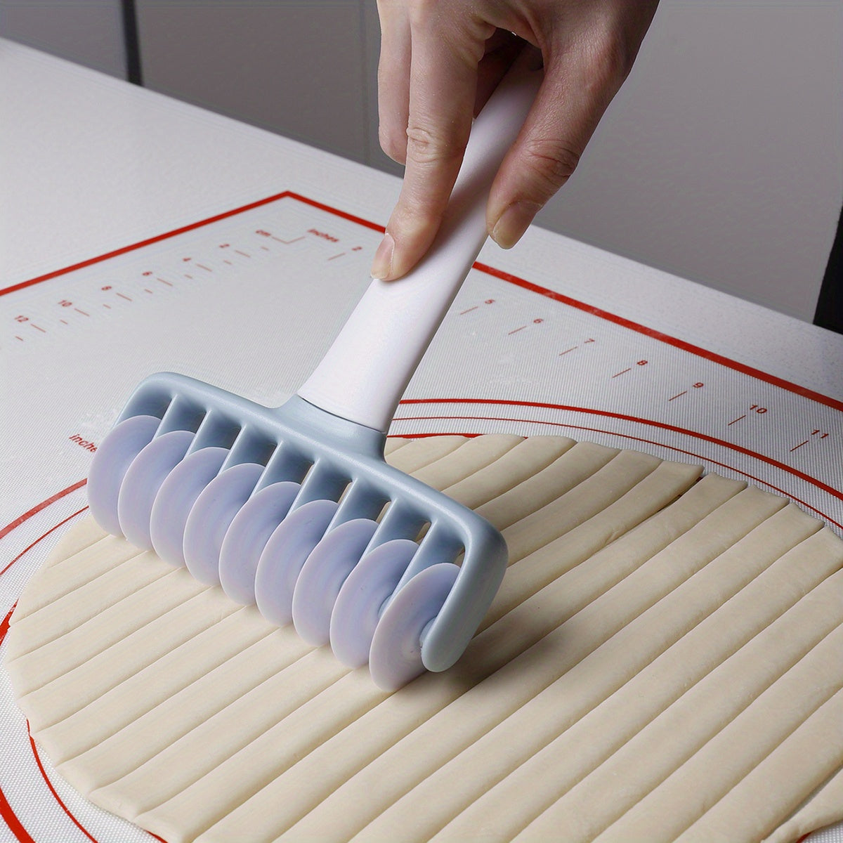 Одна часть тянущего сетчатого роликового ножа, роликового ножа для лапши, ножа для резки полосками, инструмента для выпечки. Размеры: 19,5*14*3,9 см. Вес: 95 г.