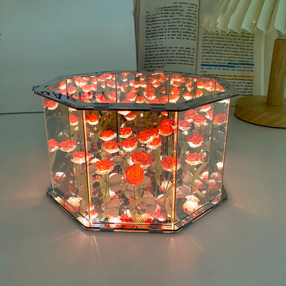 Ushbu Kreativ DIY Geksagonal Atirgul 3D Gullar Tun Chirog'iga ega bo'ling, ikki funktsiyali Oyna va Chiroqni taqdim etadi. Bu tug'ilgan kunlar, romantik tadbirlar yoki Rojdestvo yoki Halloween uchun xona bezatish uchun mukammal sovg'a.