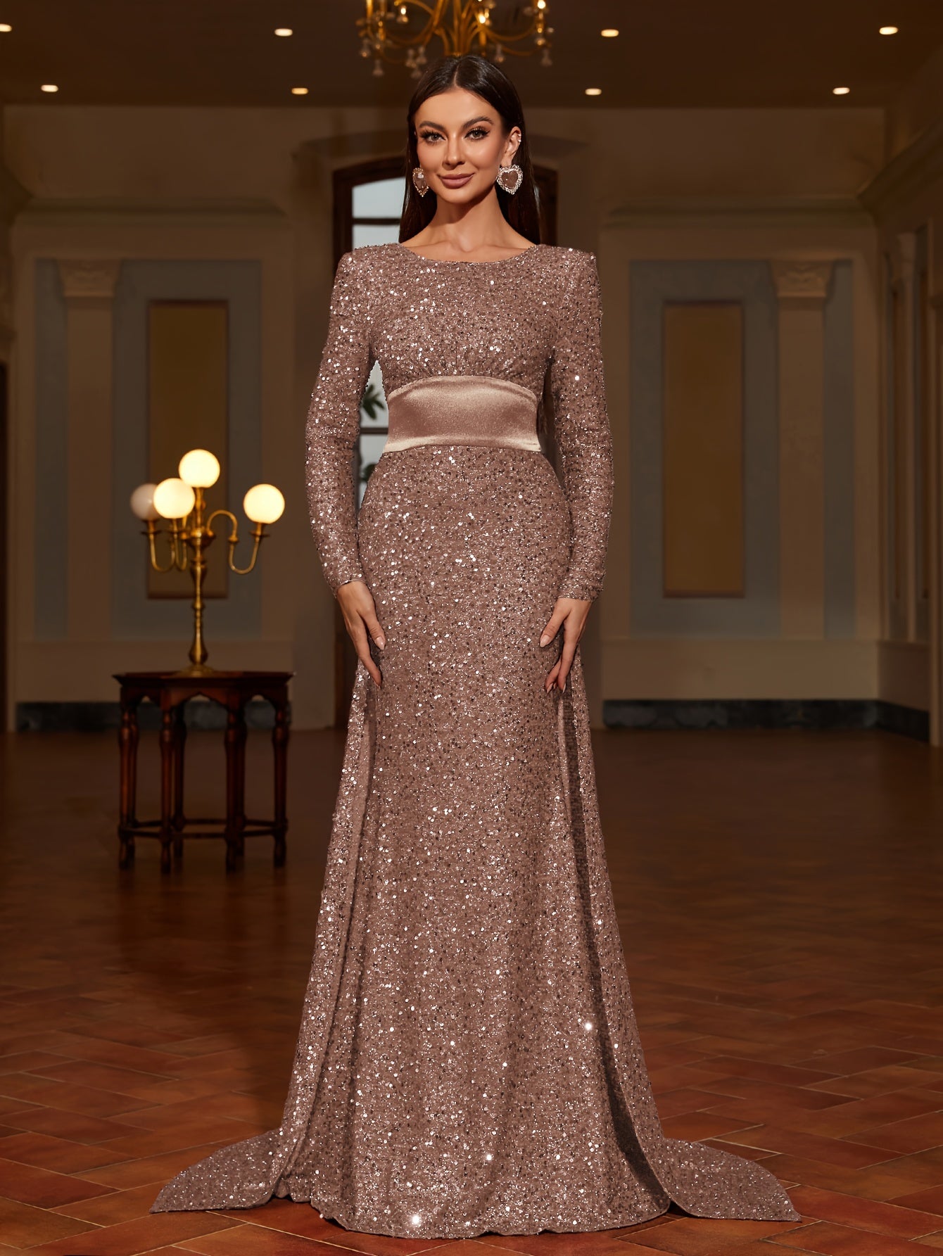 Ayollar uchun zamonaviy orqasi ochiq oqimli ko'ylak, oilaviy yig'ilishlar va partiyalar uchun mukammal. 2025 yilda turli tadbirlar, jumladan, partiyalar, kontsertlar va mukofotlar uchun mos uzun ko'ylak.