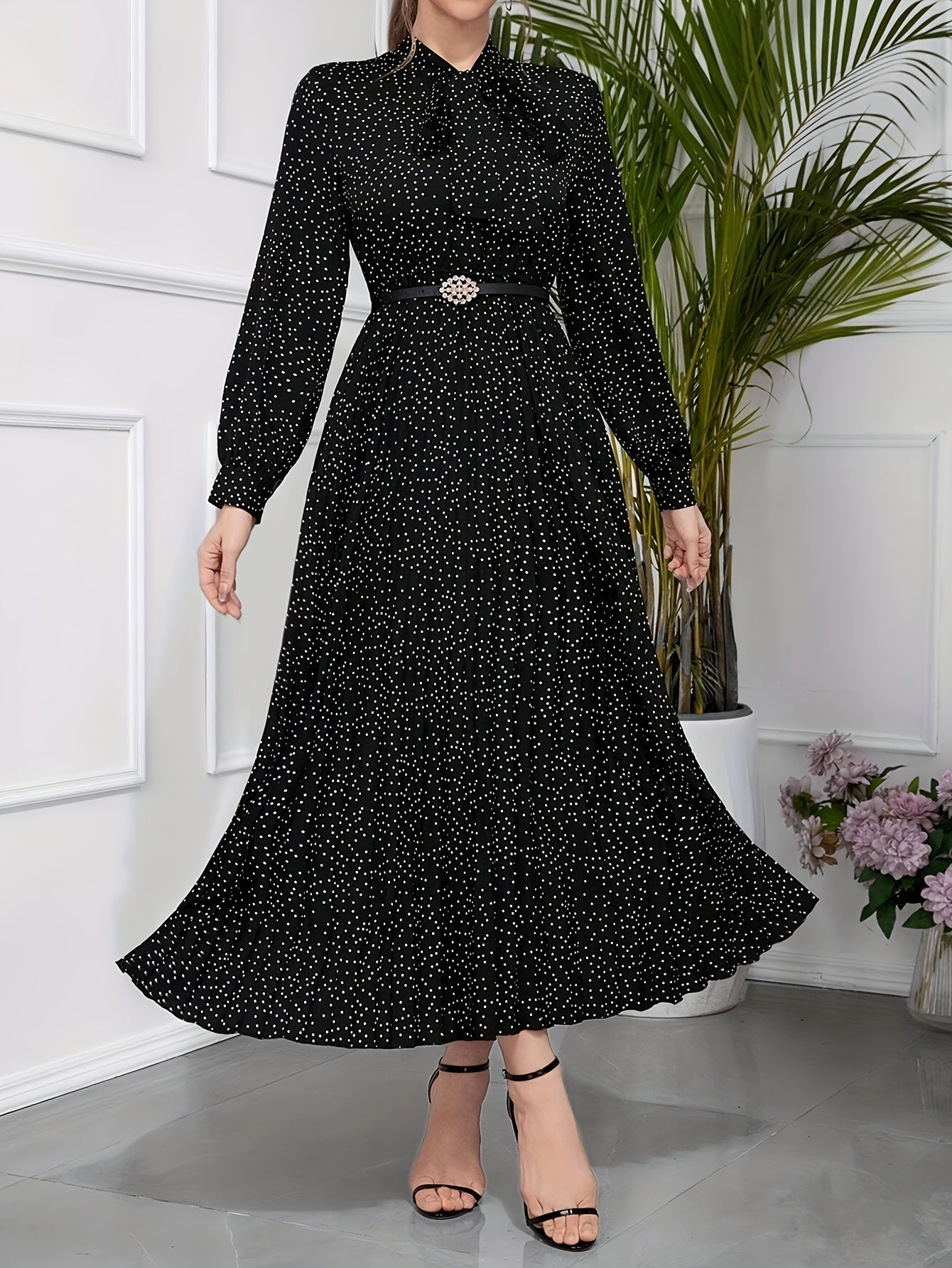 Vestido de estampado floral en blanco y negro con lazo en el cuello para primavera y otoño