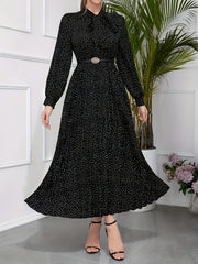 Bahor va kuz uchun qora va oq rangli gul bosma kiyingan kiyingan bilan bog'langan bo'yinbog'li kiyingan