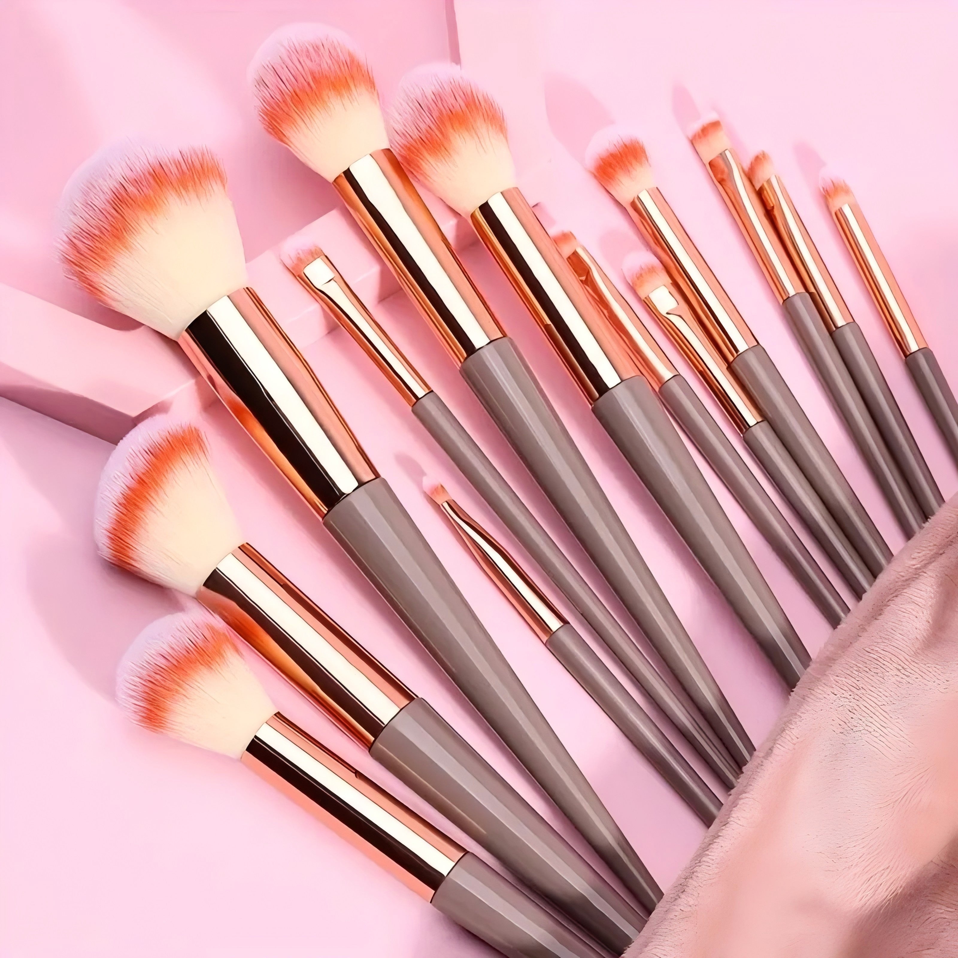 13-Piece Makeup Brush Set Nylon Synthetic Fiber Easy to Use Professional Travel-Friendly