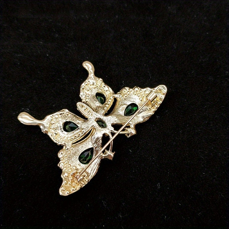 Zarif Vintage Emerald Rhinestone Butterfly Brooch Pins - 2 ta to'plam. Ushbu bo'sh alloy lapel pinlar ayollar uchun mukammal bo'lib, to'y partiyasi libosida, sharf yoki shalvar sifatida kiyilishi mumkin. Sophistication qo'shish uchun ideal.