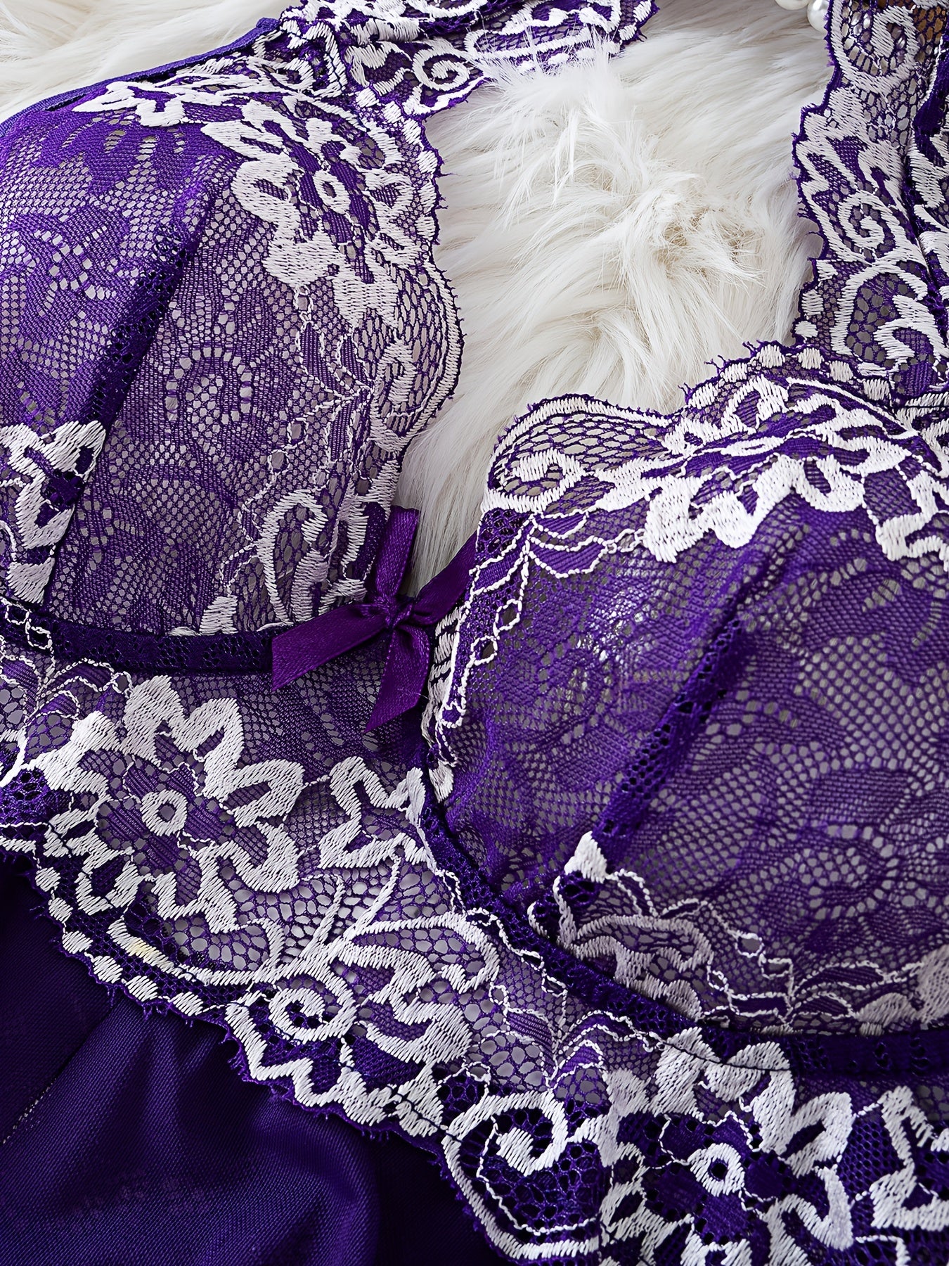 Ayollar uchun poliester va elastan aralashmasidan tayyorlangan nafis dantel halter top tunika va ichki kiyim to'plami. Qattiq rang, bog'ich detali, ko'krak pad yoki kamar yo'q bo'lgan to'qilgan mato bilan ajralib turadi.