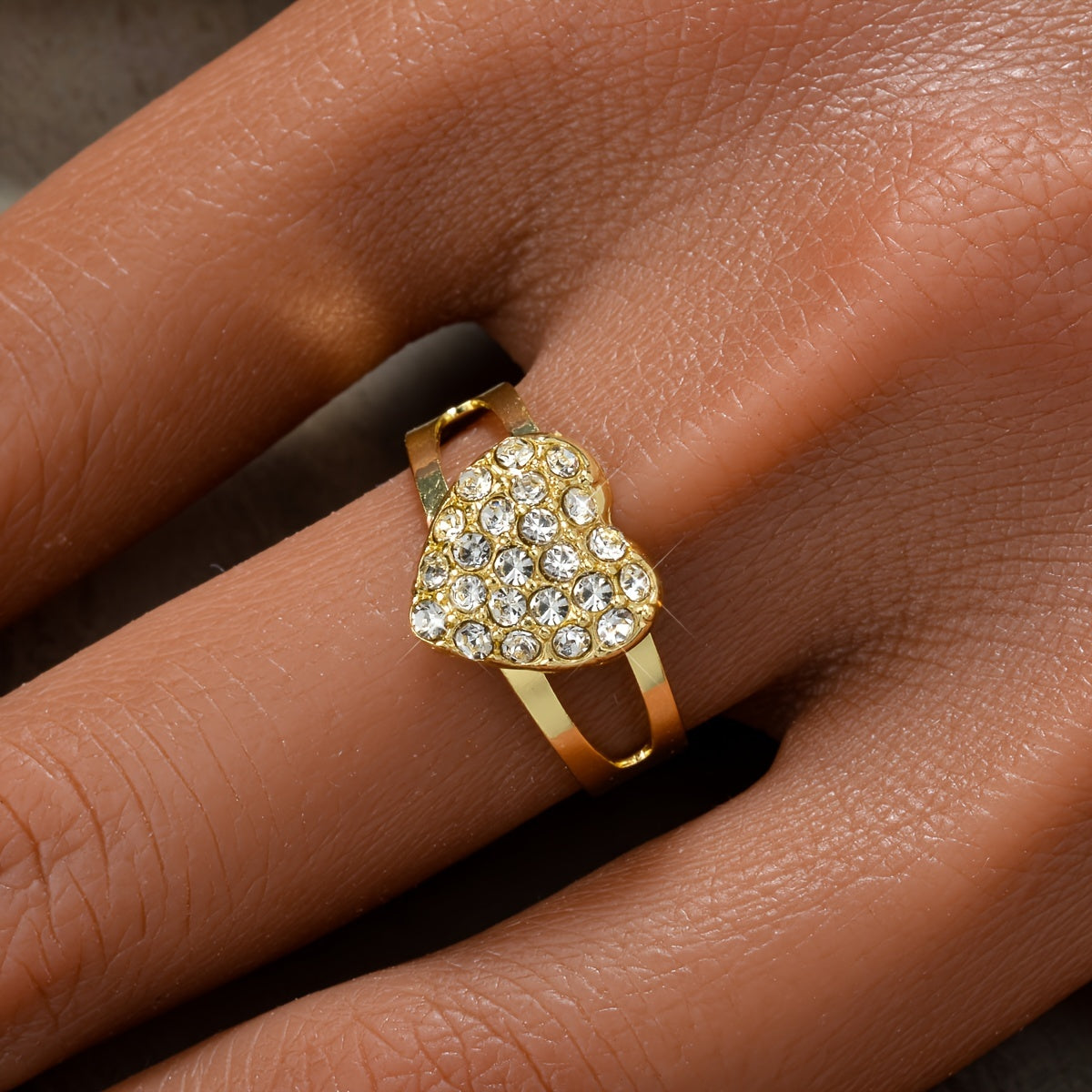 Zarif zargarlik to'plami, ichida porloq zirkoniya marjon, bilaguzuk, sirg'a va uzuk bor, kundalik kiyish yoki bayram ziyofatlari uchun mukammal. Ushbu yoqimli va nafis to'plam hayotingizdagi har qanday ayol uchun ajoyib sovg'a bo'ladi.