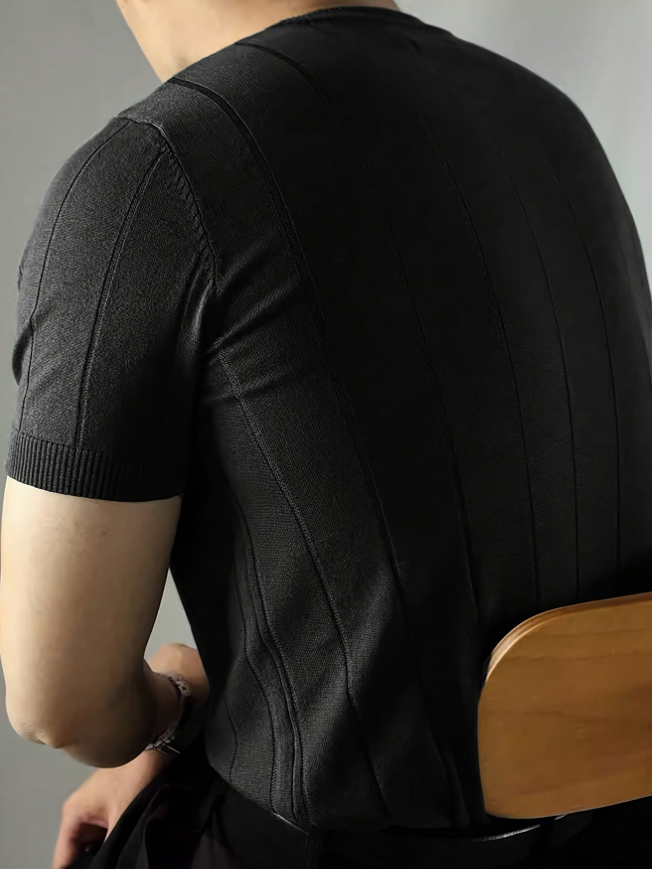 Suéter de punto de manga corta para hombre en rojo con cuello redondo y tela elástica para uso casual y al aire libre