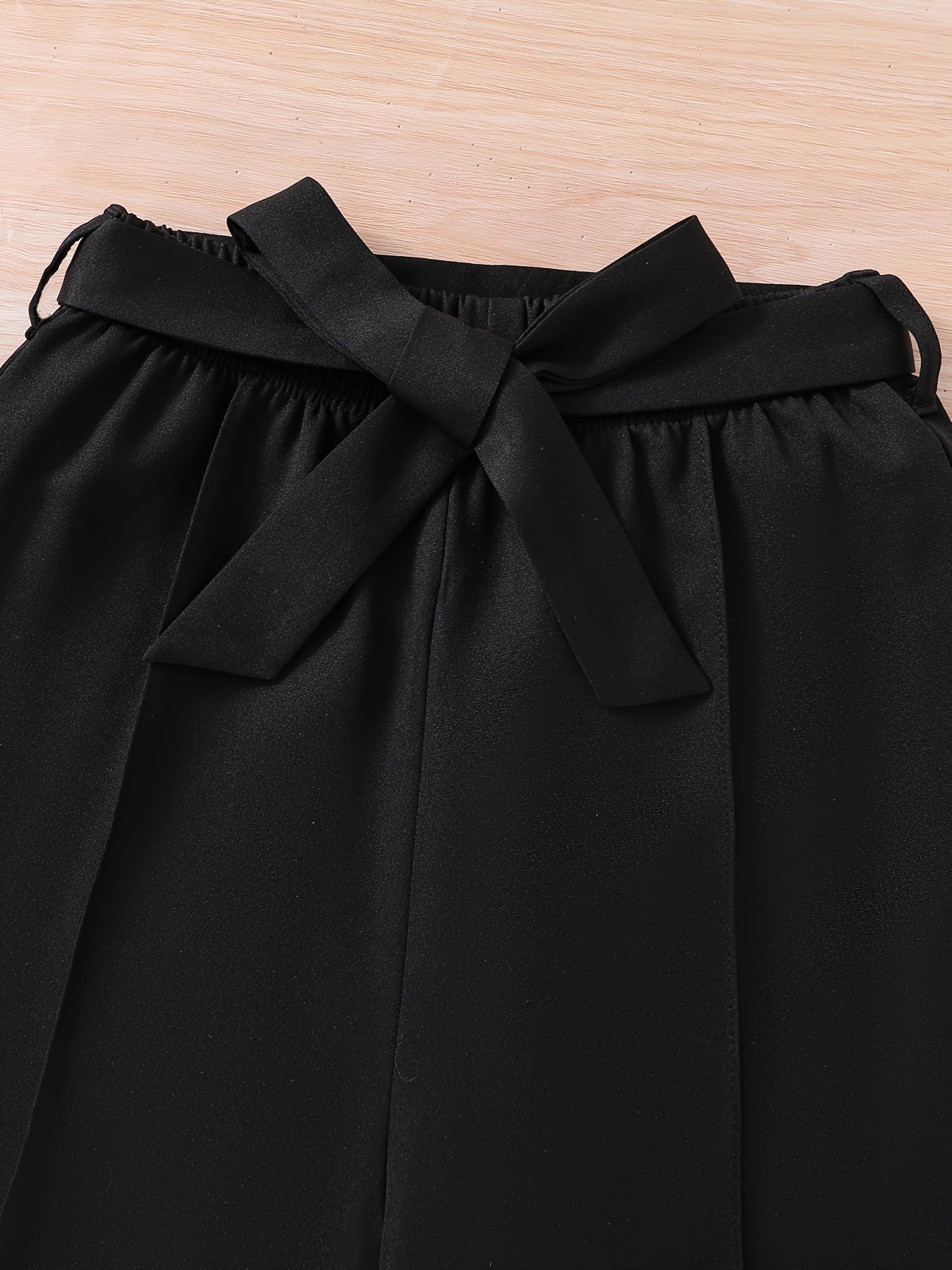 Qizlar uchun nafis 3-qismli to'plam, qisqa blazer, yengsiz kamizel va to'g'ri oyoq shimlaridan iborat, bir rangda. Bahor/kuz moda uchun ajoyib.