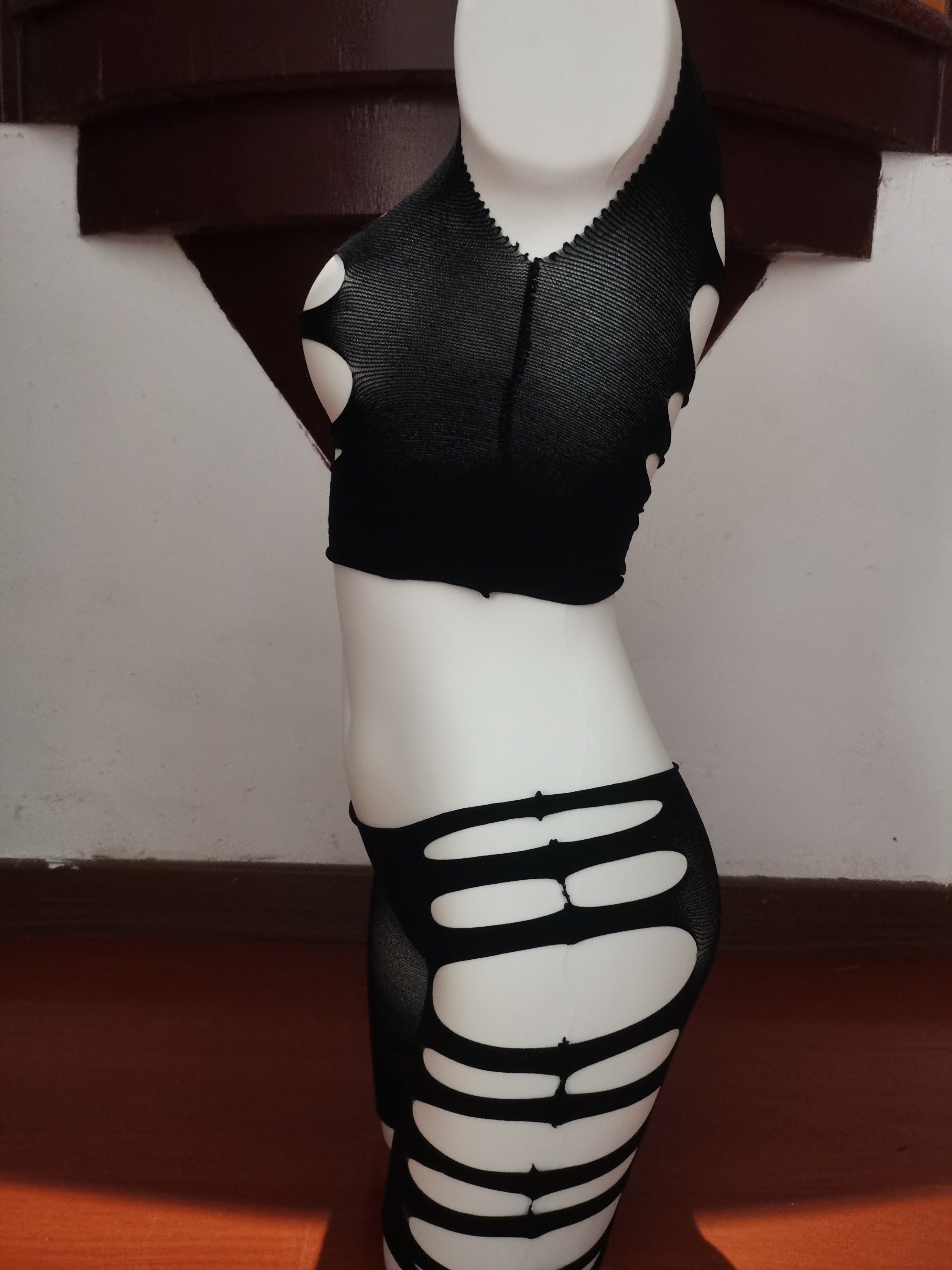 Ayollar uchun bir parcha sexy ichki kiyim to'plami, polyamid to'qima matosidan tayyorlangan, to'ldirilmagan, bir rangda va qorin qismisiz yuqori bo'yli paypoqlar bilan.