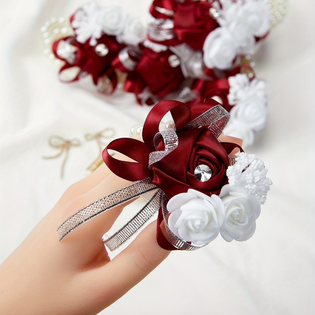 Chiroyli mato gulchambarlar, marjonlar va rhinestones bilan to'ldirilgan, kuyovlar va rasmiy tadbirlar uchun