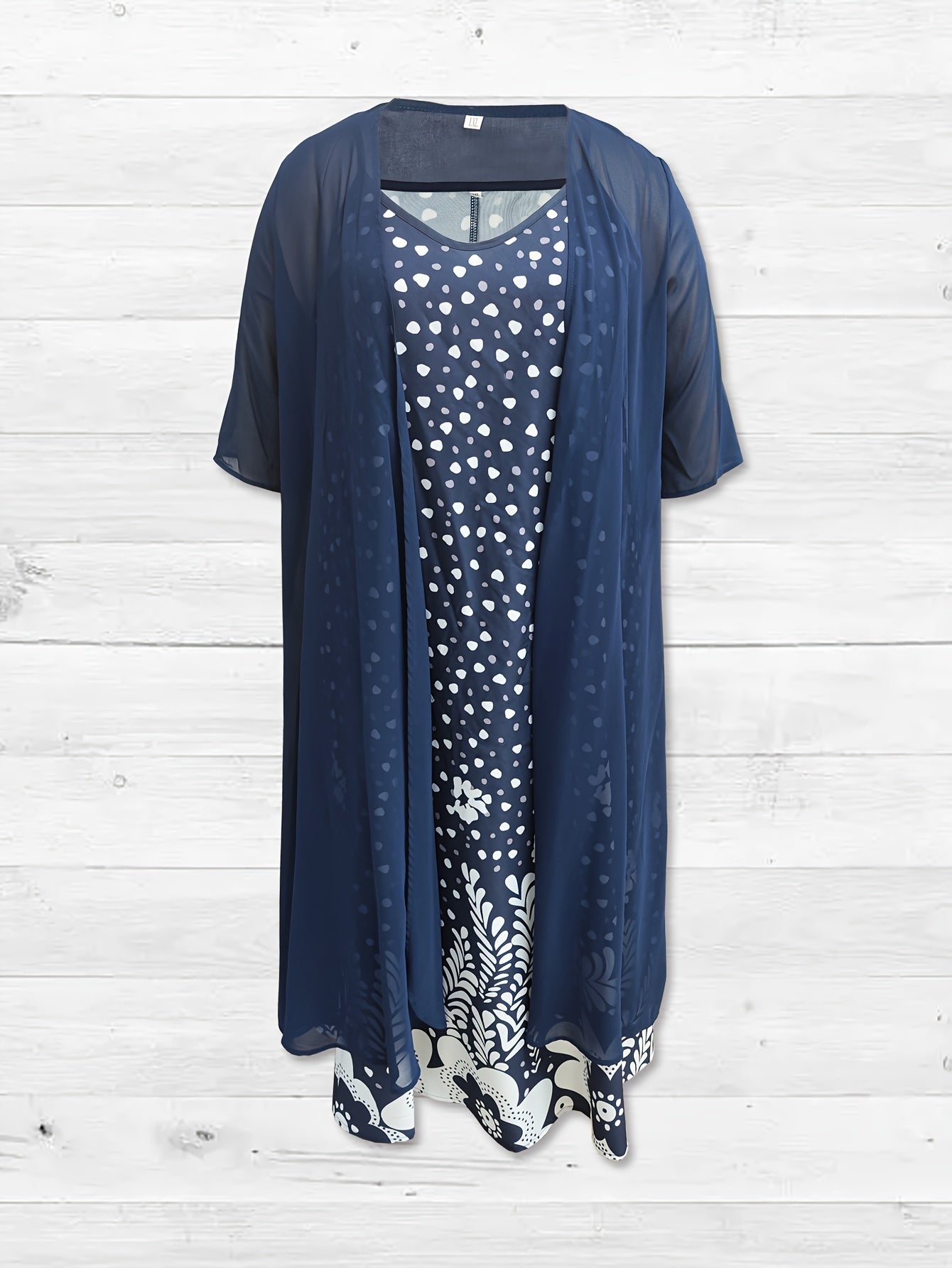 Vintage va jozibali ko'ylak, soxta ikki qismli dizayn, qisqa yenglar, bosma plisalar bilan.