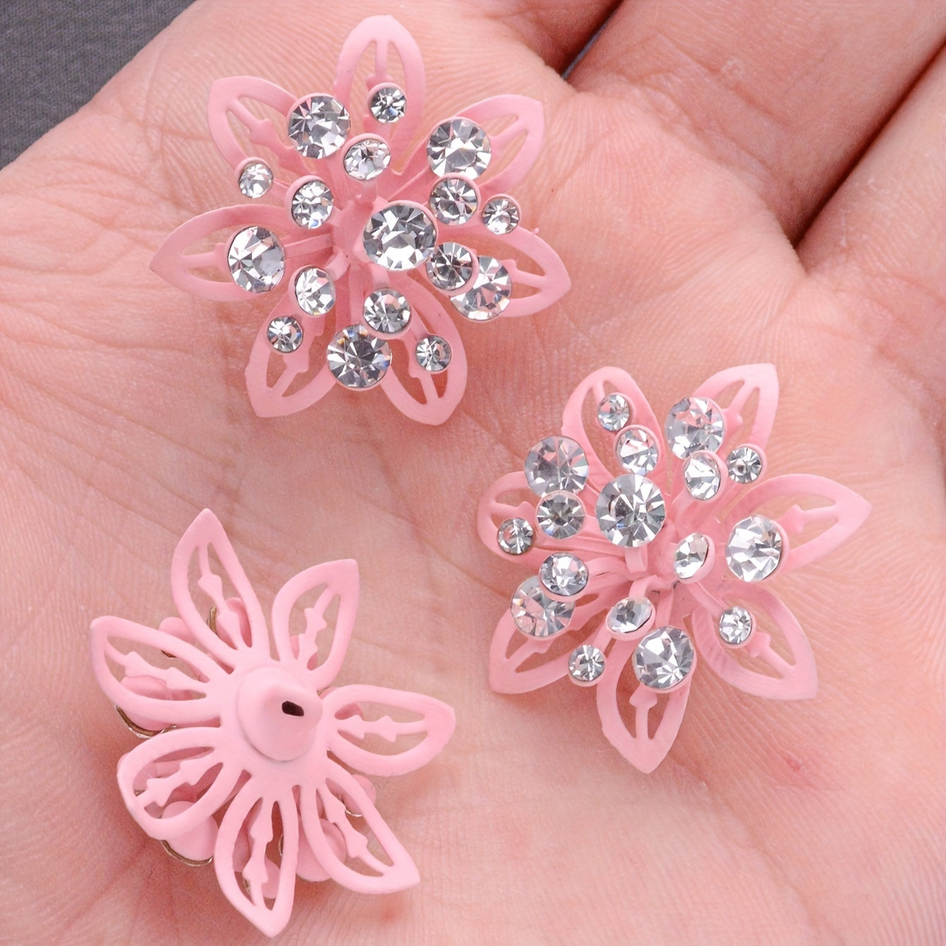 Kiyimlar va kostyumlar uchun 3 ta rang-barang gul bezakli rhinestone tugmachalar to'plami