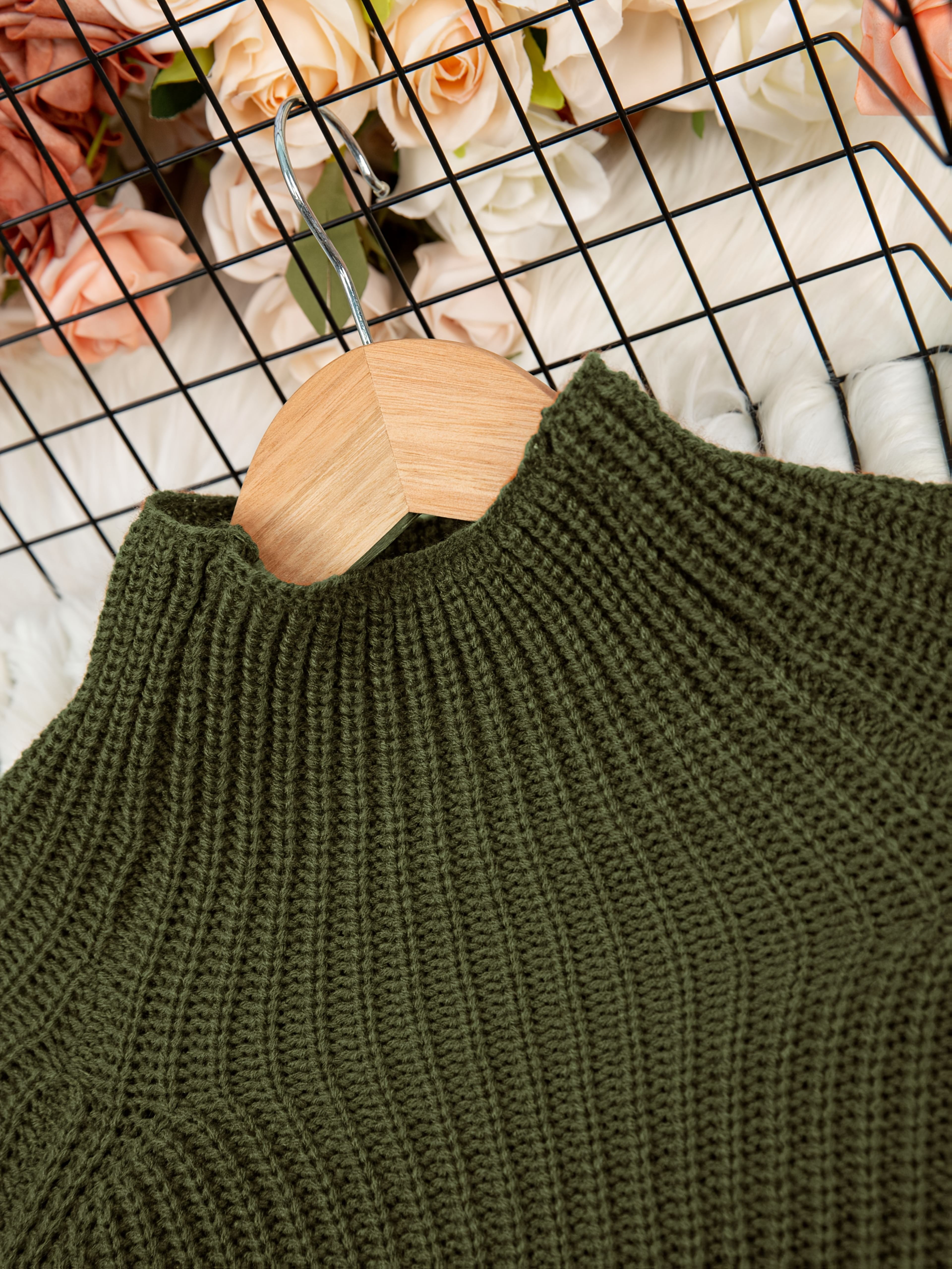 Ayollar uchun plussayz bej rangli turtlenek trikotaj ko'ylak - Bahor/Kuz uchun tasodifiy, ribbed tuzilishga ega mini ko'ylak, mashinada yuvish mumkin bo'lgan akril materialdan tayyorlangan. Nafis, qulay kiyim, trikotaj dizayni bilan.