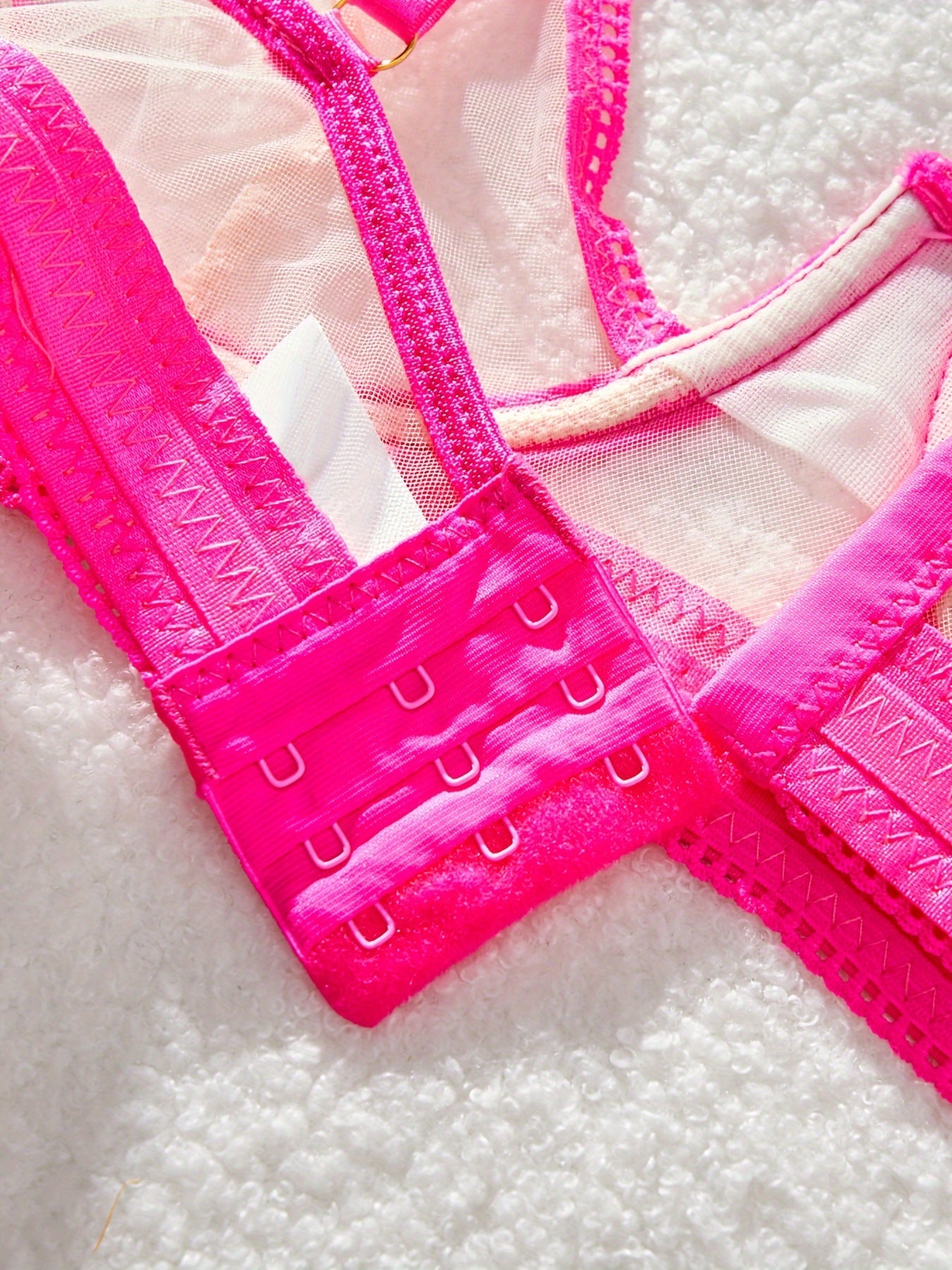 Conjunto de lencería de malla transparente para mujer con sujetador, tanga y liga con ribete en contraste