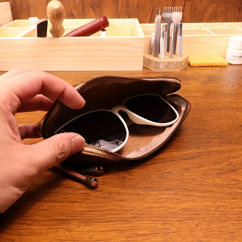 To'liq donli charmadan qilingan ko'zoynak qutilari, eski uslubda qo'l bilan tayyorlangan, o'simlik bilan tanlangan charmadan yasalgan. Ushbu qishloq uslubidagi ko'zoynak saqlash sumkalari qo'shimcha xavfsizlik uchun zip yopish bilan jihozlangan.