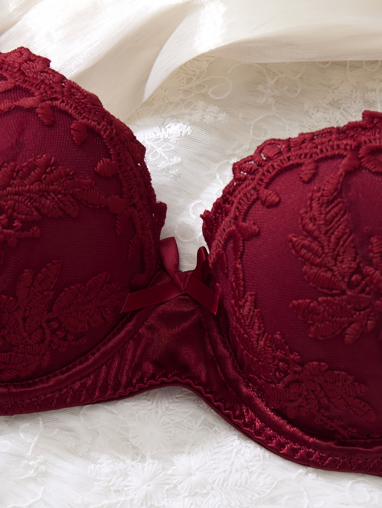 Элегантный комплект красного кружевного нижнего белья с бюстгальтером высокой поддержки и трусиками с заниженной талией, удобная одежда для вечеринок с несъемной прокладкой. Изготовлен из смеси полиэстера и эластана, подходит для взрослых женщин.