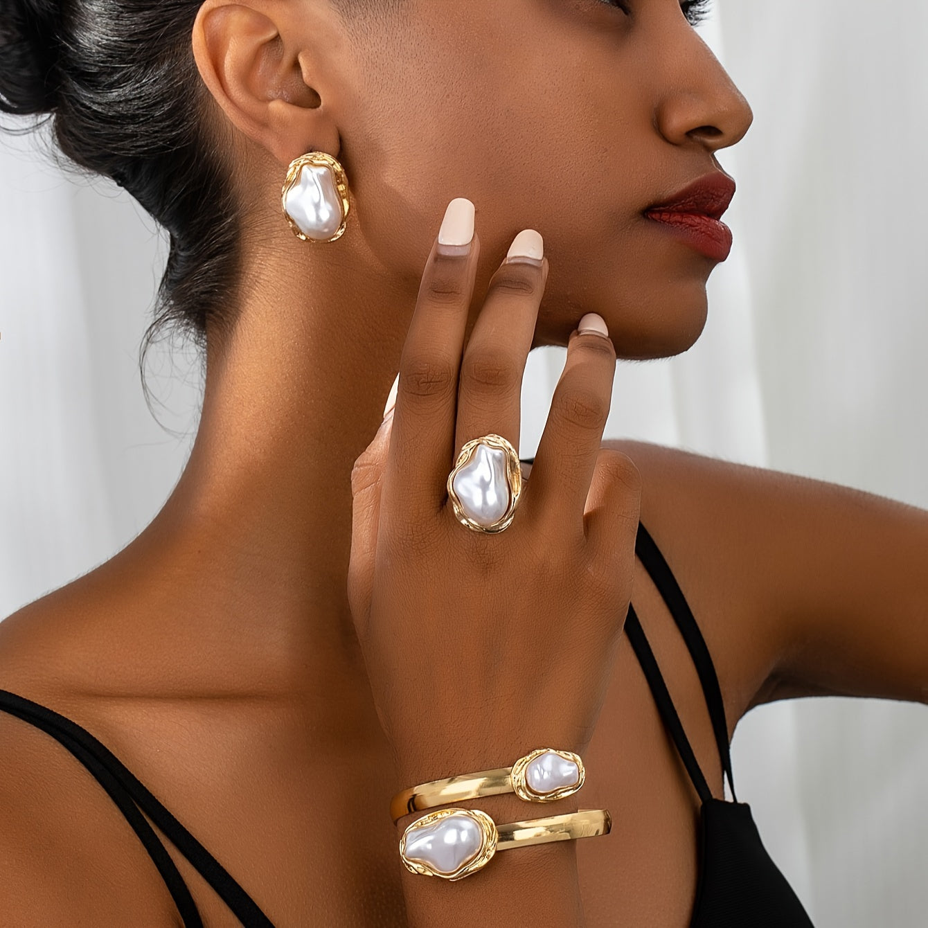 Ювелирный набор в винтажном стиле с акцентами из барочных жемчужин, регулируемый браслет на запястье и кольцо, а также серьги-кисти - элегантный комплект для повседневной носки для женщин