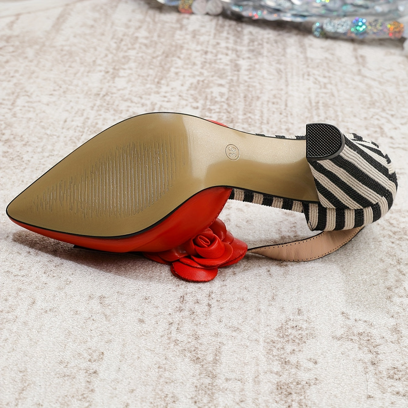 Ayollar uchun rang-barang to'qnashgan o'qtovli poyabzal, qizil gul va qalin tagli