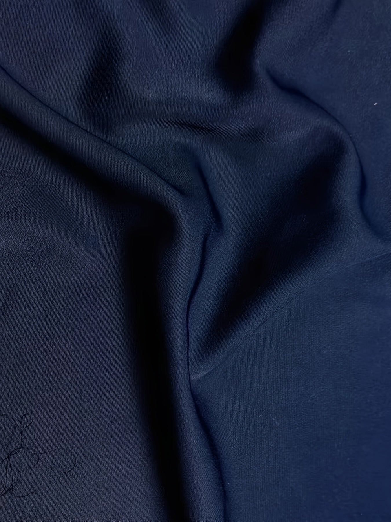 V-shaklidagi bluzka, qirralari qirrali - Havo o'tkazuvchi polyester va elastan, mashinada yuvish mumkin - Har mavsum uchun ideal