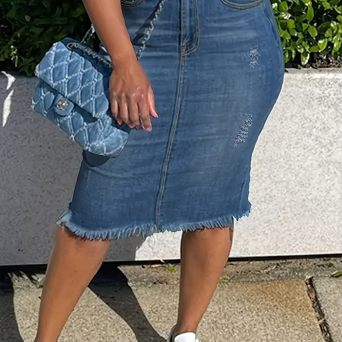 Миди-юбка из джинса в стиле бохо-шик для полных женщин с эластичным краем и необработанным краем