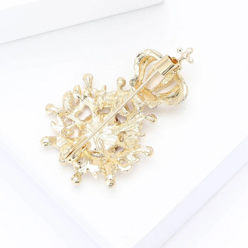 Vintage uslubidagi X shaklidagi brosh pin, rhinestone toj va qizil emal medal bilan - Ofis va partiya kiyimlari uchun genderga neytral qotishma va tosh aksessuar - Mukammal sovg'a tanlovi