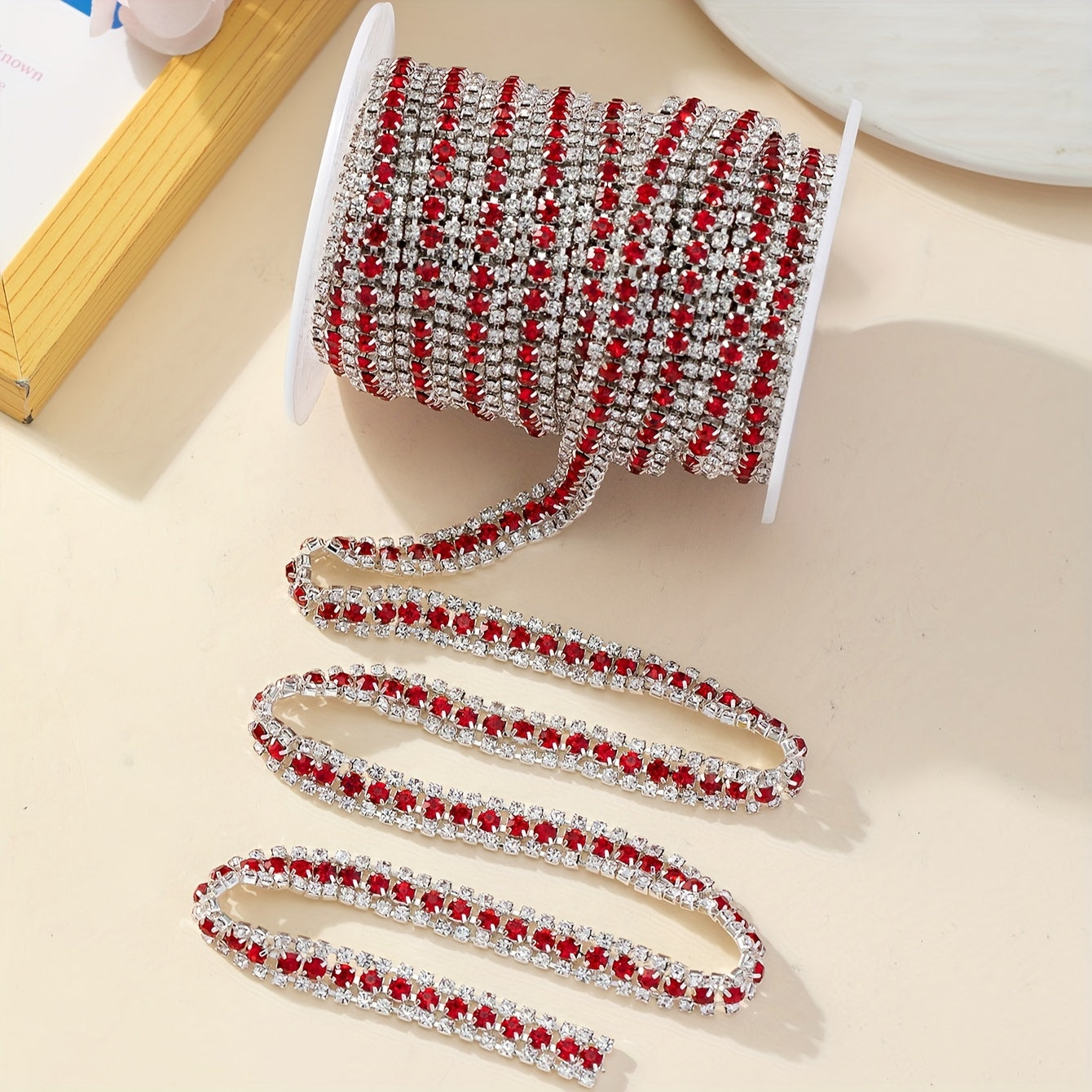 Ushbu 90 sm uzunlikdagi ko'p rangli rhinestone zanjiri 8# va 16# o'lchamdagi uch qator to'plardan iborat. Bu poyabzal, kiyim, sovg'a qutilari va turli DIY loyihalariga porloq qo'shish uchun mukammaldir.