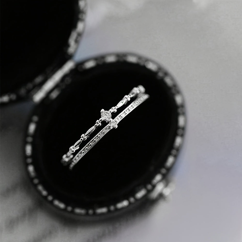 Zarif va chiroyli S925 kumush zirkoni ikki qatlamli toj uzuk, hashamat va retro jozibasi bilan to'la, bu esa uni ayollar uchun 14-fevral yoki har qanday maxsus tadbirda mukammal sovg'a qiladi.