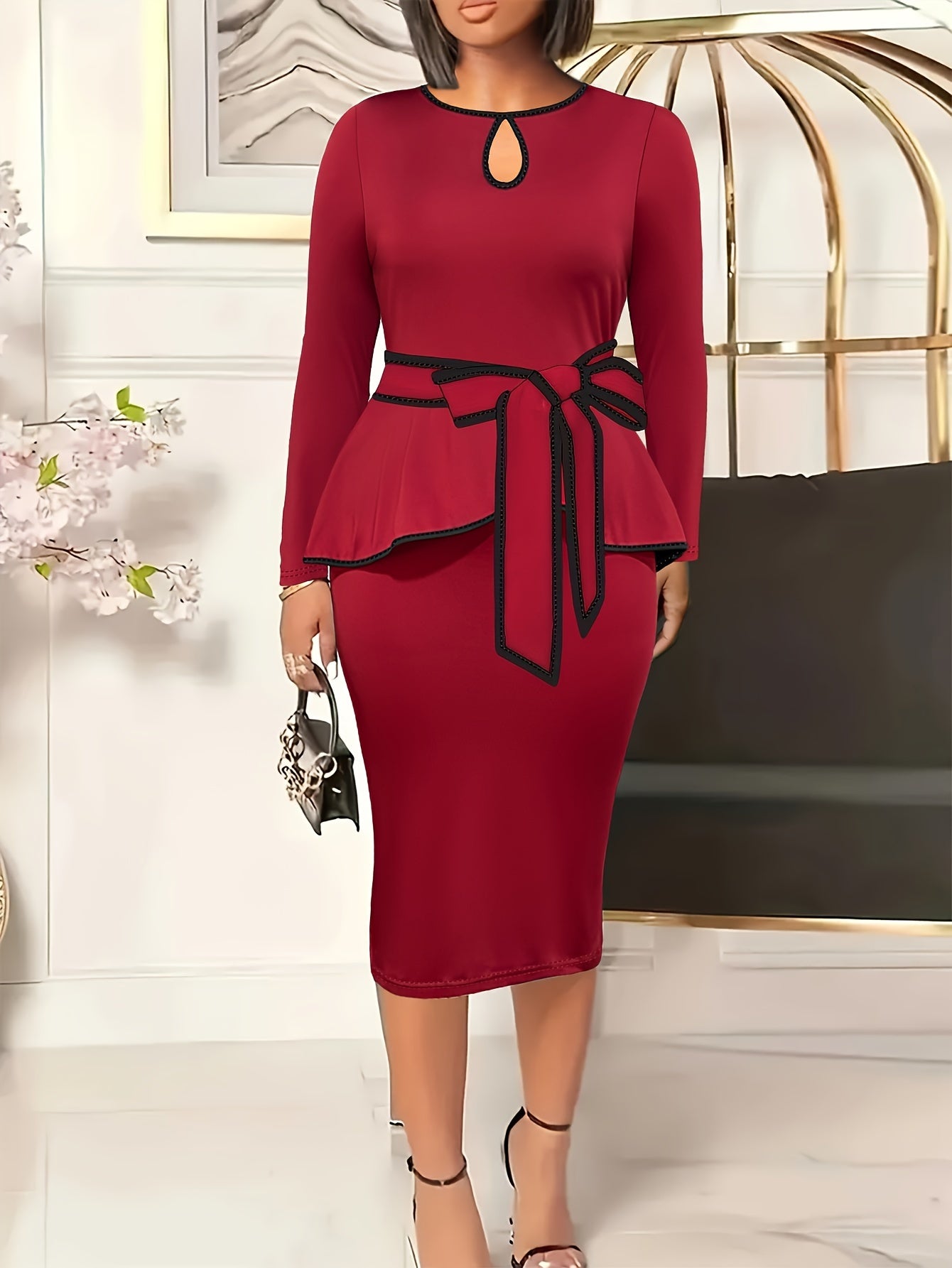 Yuqori o'lchamdagi peplum ko'ylak, to'g'ri rangda, dumaloq bo'yin va qarama-qarshi trim bilan, barcha mavsumlar uchun mos keladigan polyester aralashmasidan tayyorlangan, siqilgan uslubda.