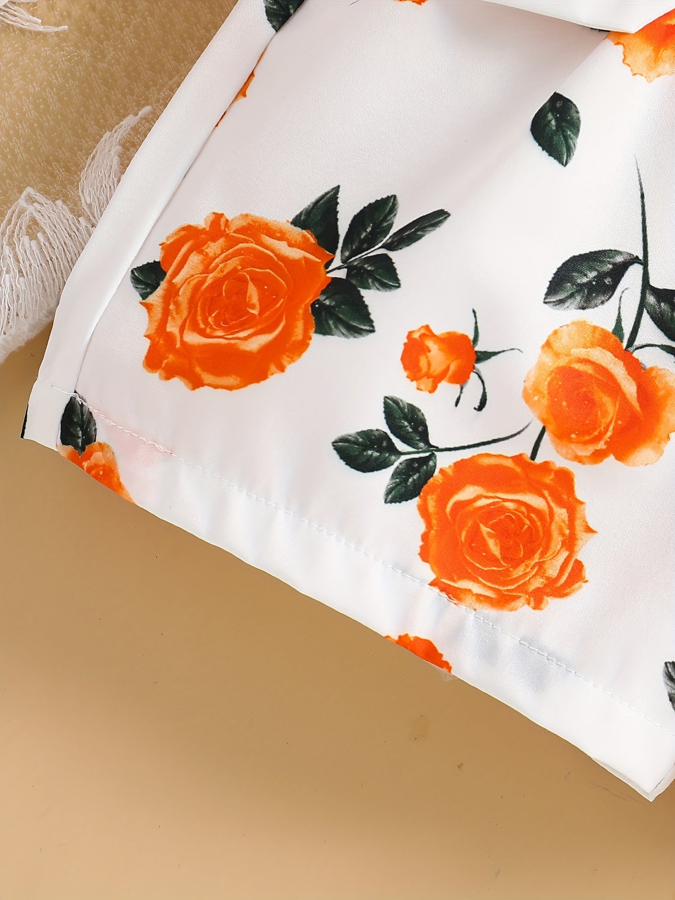 Qizlar uchun yozgi tasodifiy kiyim - dantelli yengsiz bluzka va belbog'li bosma gullar bilan bezatilgan short.