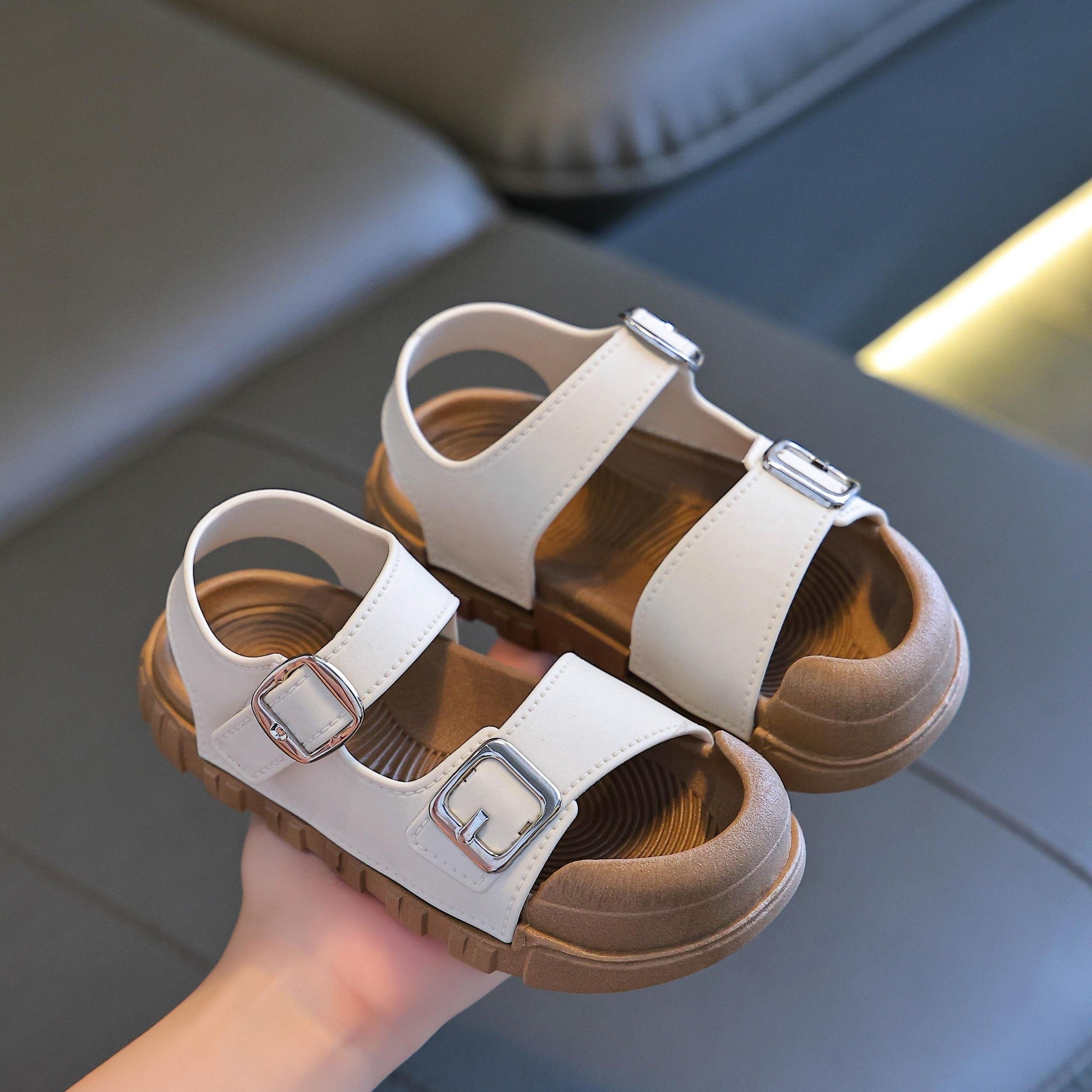 Yangi yozgi kelish: Yumshoq taglikka ega, nafas oladigan PVC yuqori qismi, o'g'il va qizlar uchun dumaloq barmoq dizayni bilan zamonaviy bir rangli bolalar sandallari. Tasodifiy va ochiq havoda faoliyatlar uchun ideal. Trendy va